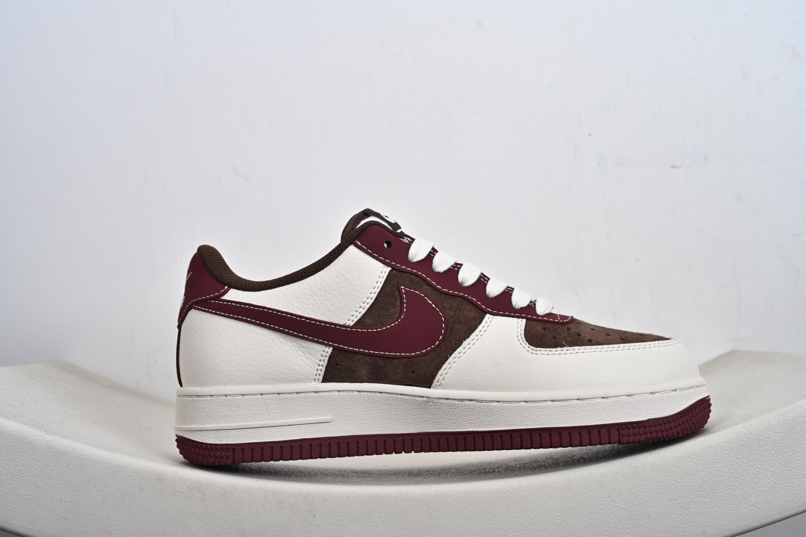 定制版 Air Force 1 '07 Low “马年限定-瑞马纳福” 高端定制酒红 + 奶白 + 咖棕的复古配色 XD0028-007-Top High Quatity Cheap Sneakers Fashion Clothing Clothes Bags handbags Shoes of all Brand wholesale With The best Quality And Beautiful Price from China Factory Chinese suppliers wholesaler seller 定制版 Air Force 1 '07 Low “马年限定-瑞马纳福” 高端定制酒红 + 奶白 + 咖棕的复古配色 XD0028-007