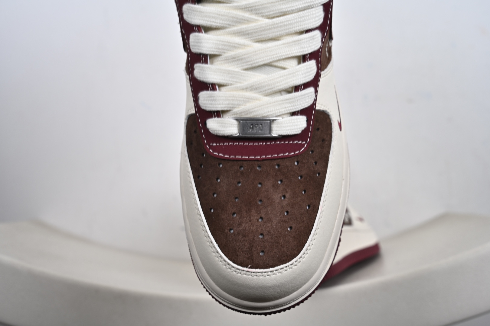 定制版 Air Force 1 '07 Low “马年限定-瑞马纳福” 高端定制酒红 + 奶白 + 咖棕的复古配色 XD0028-007-Top High Quatity Cheap Sneakers Fashion Clothing Clothes Bags handbags Shoes of all Brand wholesale With The best Quality And Beautiful Price from China Factory Chinese suppliers wholesaler seller 定制版 Air Force 1 '07 Low “马年限定-瑞马纳福” 高端定制酒红 + 奶白 + 咖棕的复古配色 XD0028-007