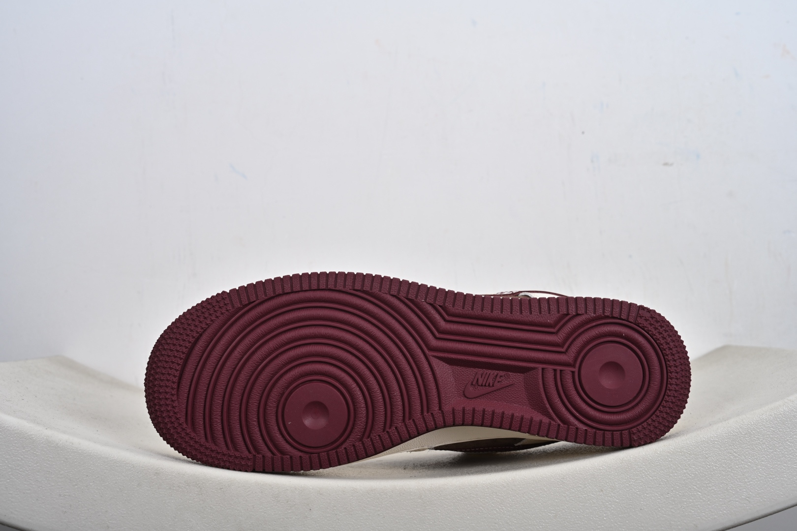 定制版 Air Force 1 '07 Low “马年限定-瑞马纳福” 高端定制酒红 + 奶白 + 咖棕的复古配色 XD0028-007-Top High Quatity Cheap Sneakers Fashion Clothing Clothes Bags handbags Shoes of all Brand wholesale With The best Quality And Beautiful Price from China Factory Chinese suppliers wholesaler seller 定制版 Air Force 1 '07 Low “马年限定-瑞马纳福” 高端定制酒红 + 奶白 + 咖棕的复古配色 XD0028-007