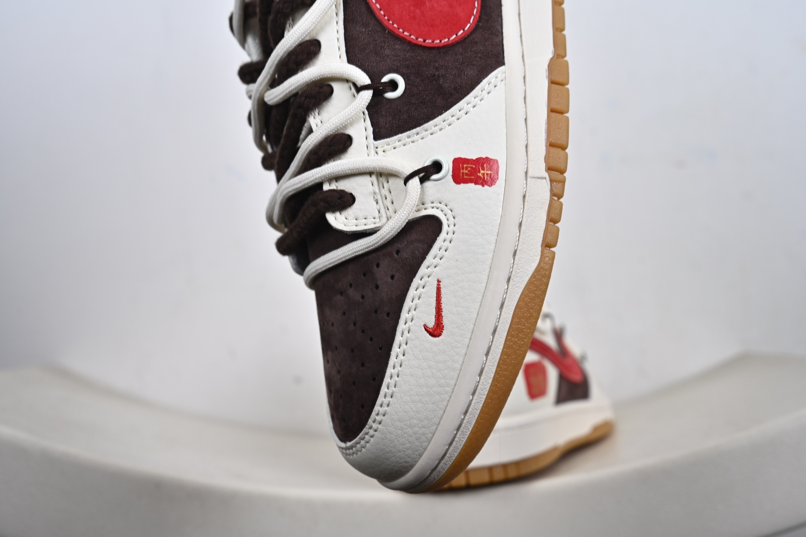 2026马年专属 Nike SB Dunk Low 直接戳中潮流心巴白棕撞色搭酒红细节 YX5066-C66
