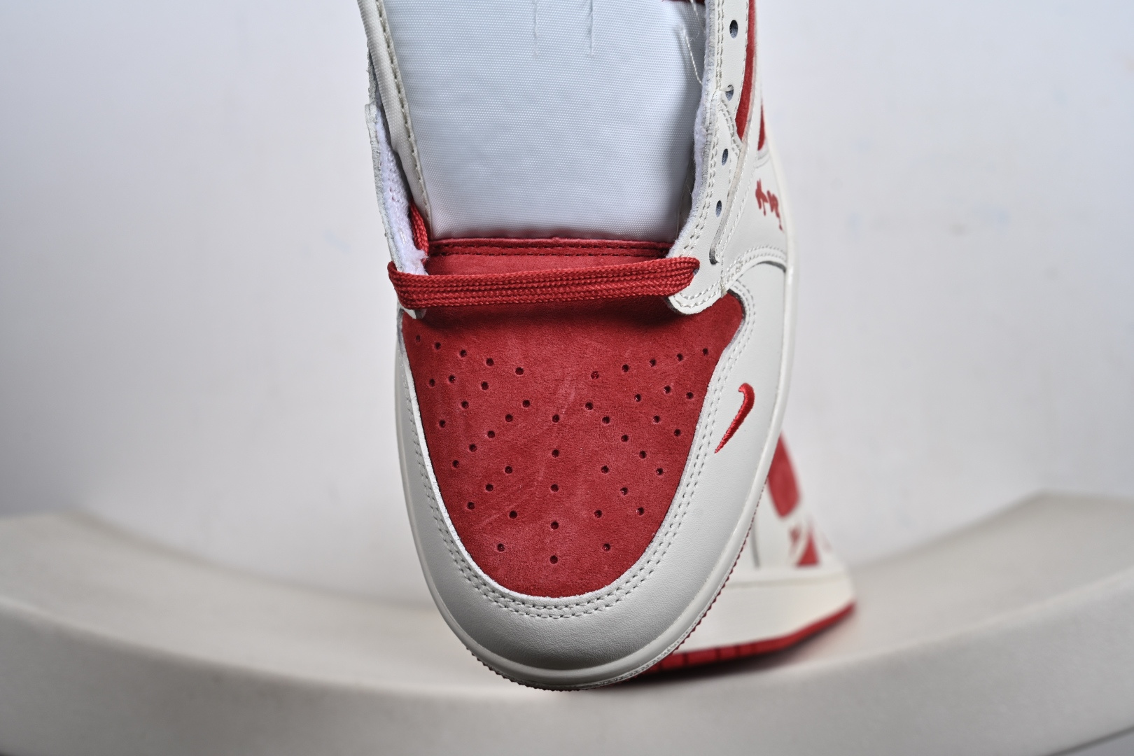 联名王炸 AIR JORDAN 1马年联名款太顶了红白麂皮质感拉满 DM7866-123-Top High Quatity Cheap Sneakers Fashion Clothing Clothes Bags handbags Shoes of all Brand wholesale With The best Quality And Beautiful Price from China Factory Chinese suppliers wholesaler seller 联名王炸 AIR JORDAN 1马年联名款太顶了红白麂皮质感拉满 DM7866-123