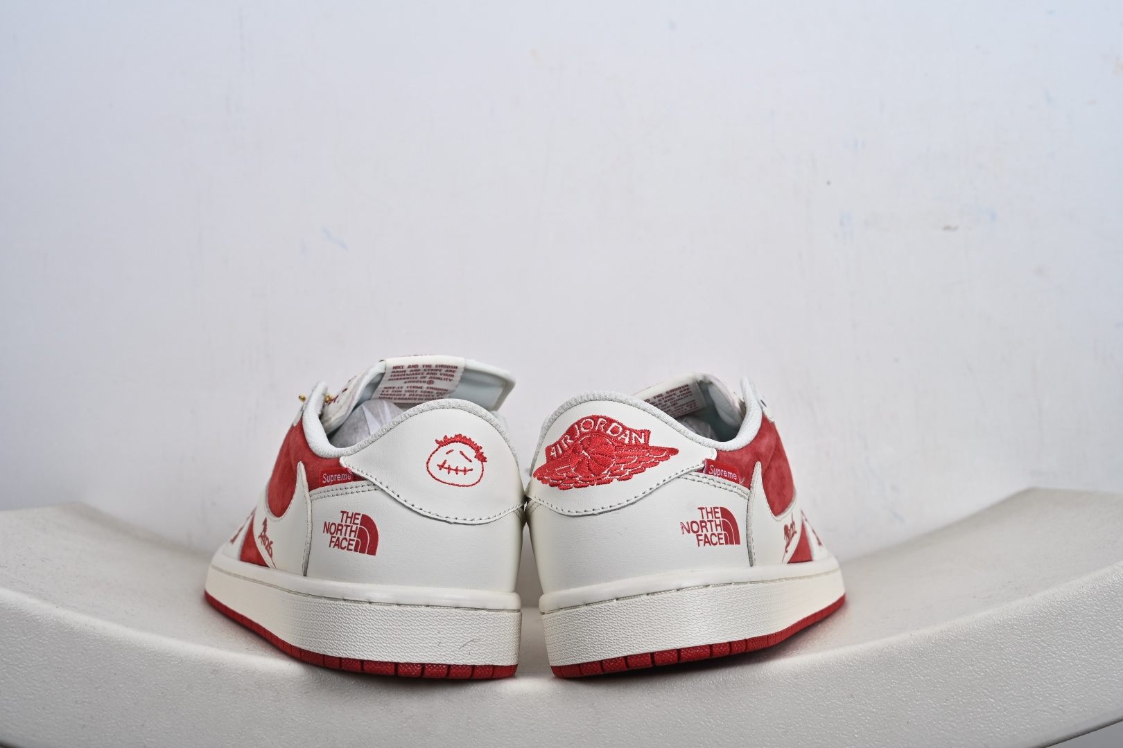 联名王炸 AIR JORDAN 1马年联名款太顶了红白麂皮质感拉满 DM7866-123-Top High Quatity Cheap Sneakers Fashion Clothing Clothes Bags handbags Shoes of all Brand wholesale With The best Quality And Beautiful Price from China Factory Chinese suppliers wholesaler seller 联名王炸 AIR JORDAN 1马年联名款太顶了红白麂皮质感拉满 DM7866-123