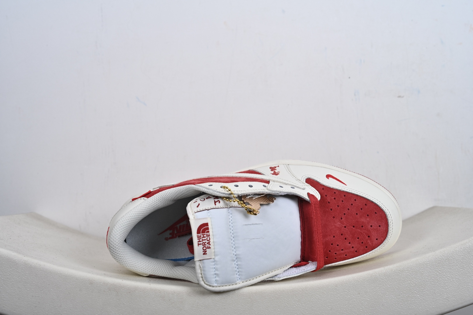 联名王炸 AIR JORDAN 1马年联名款太顶了红白麂皮质感拉满 DM7866-123-Top High Quatity Cheap Sneakers Fashion Clothing Clothes Bags handbags Shoes of all Brand wholesale With The best Quality And Beautiful Price from China Factory Chinese suppliers wholesaler seller 联名王炸 AIR JORDAN 1马年联名款太顶了红白麂皮质感拉满 DM7866-123
