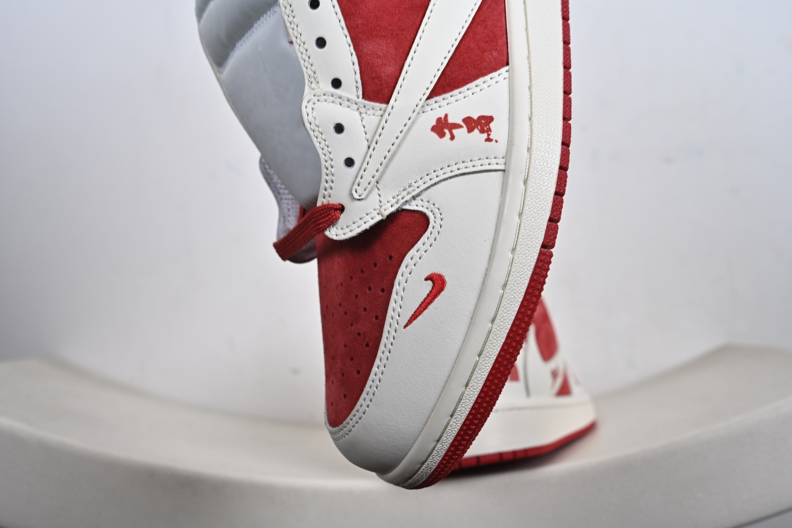 联名王炸 AIR JORDAN 1马年联名款太顶了红白麂皮质感拉满 DM7866-123-Top High Quatity Cheap Sneakers Fashion Clothing Clothes Bags handbags Shoes of all Brand wholesale With The best Quality And Beautiful Price from China Factory Chinese suppliers wholesaler seller 联名王炸 AIR JORDAN 1马年联名款太顶了红白麂皮质感拉满 DM7866-123