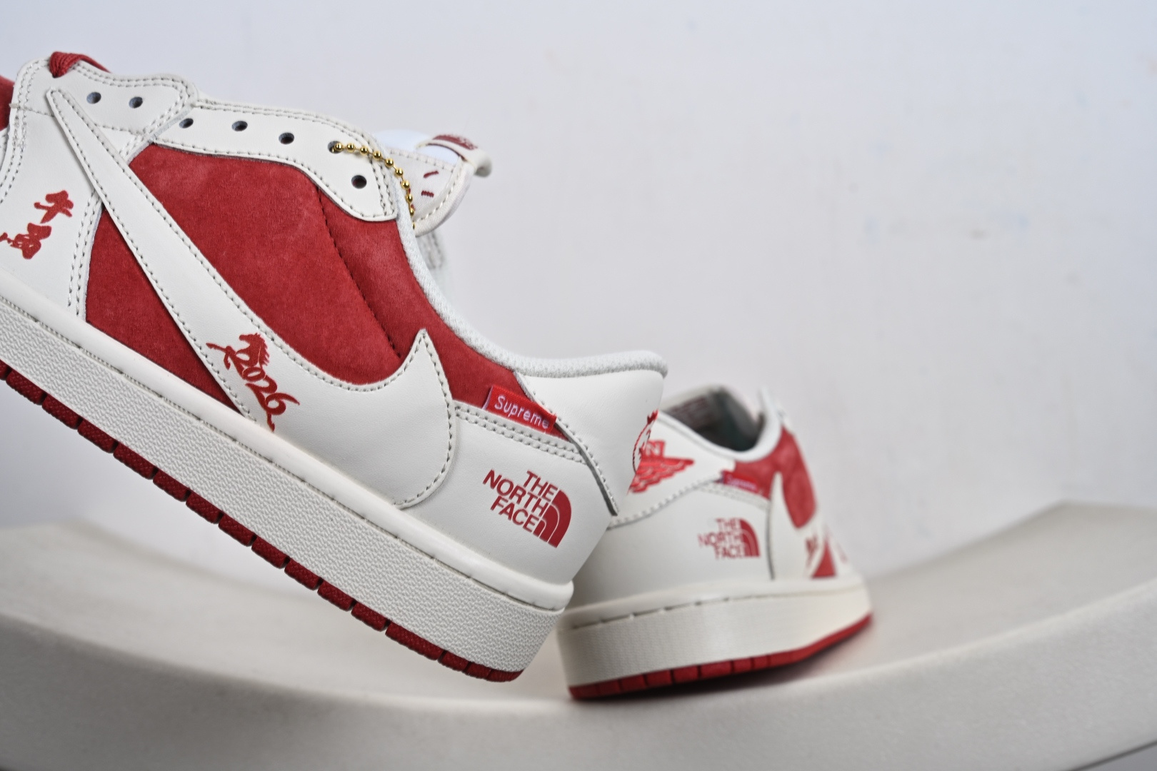 联名王炸 AIR JORDAN 1马年联名款太顶了红白麂皮质感拉满 DM7866-123-Top High Quatity Cheap Sneakers Fashion Clothing Clothes Bags handbags Shoes of all Brand wholesale With The best Quality And Beautiful Price from China Factory Chinese suppliers wholesaler seller 联名王炸 AIR JORDAN 1马年联名款太顶了红白麂皮质感拉满 DM7866-123