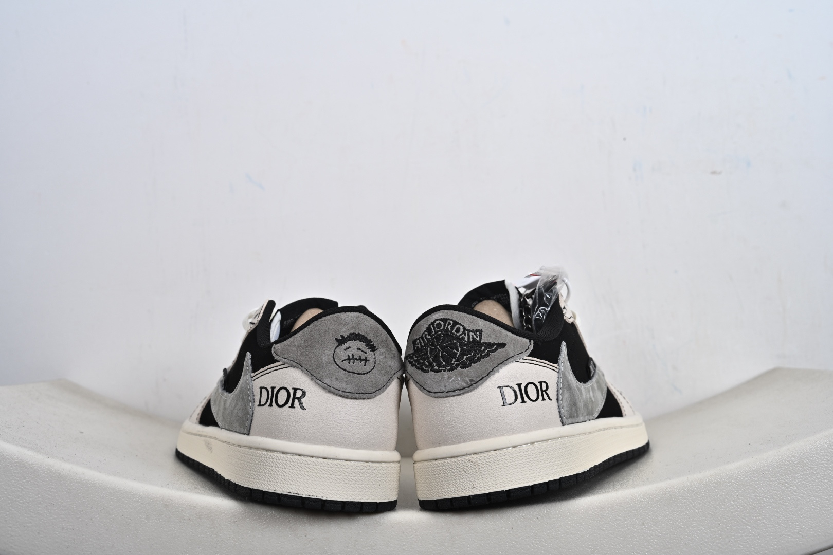 奢潮交融 AJ1 Low与Dior的格调碰撞黑白灰的经典配色 XS2025-083