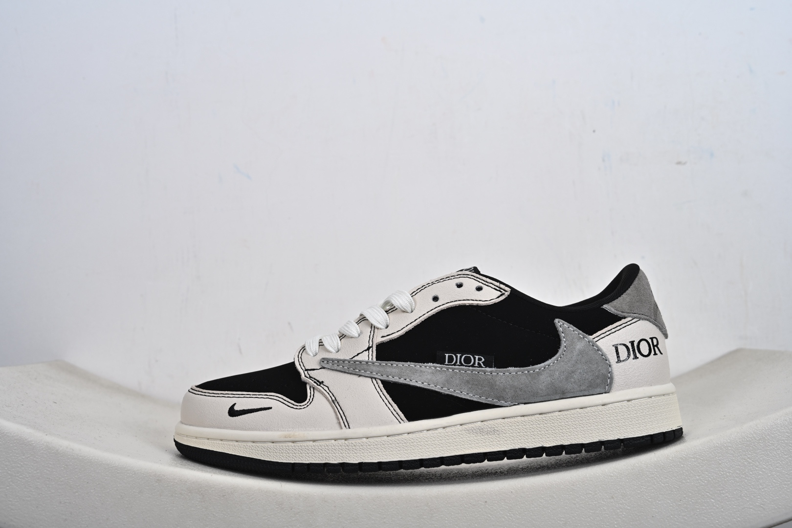 奢潮交融 AJ1 Low与Dior的格调碰撞黑白灰的经典配色 XS2025-083