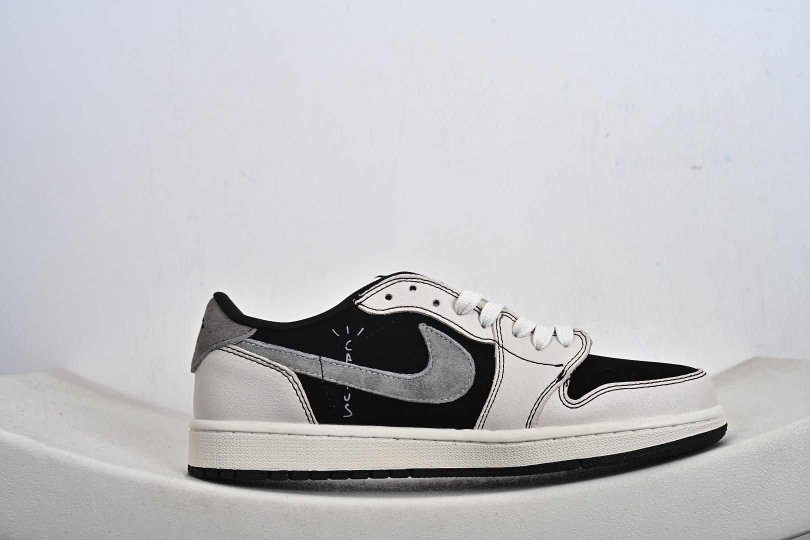 奢潮交融 AJ1 Low与Dior的格调碰撞黑白灰的经典配色 XS2025-083