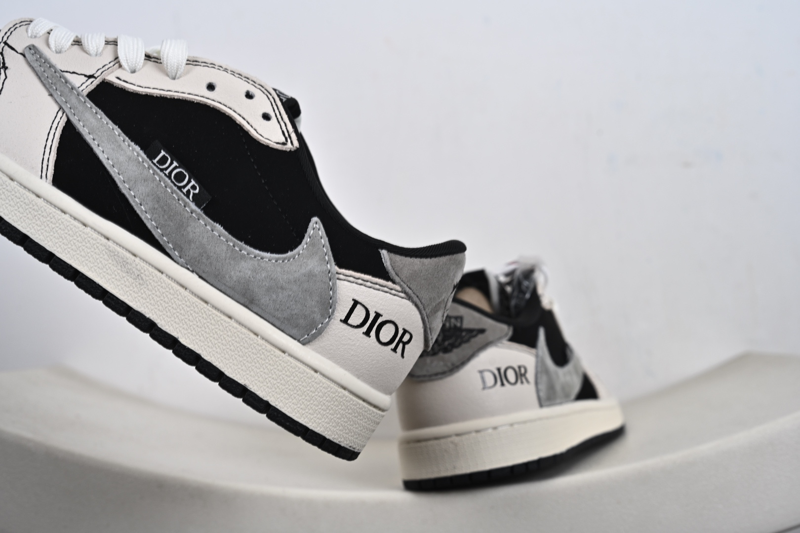奢潮交融 AJ1 Low与Dior的格调碰撞黑白灰的经典配色 XS2025-083