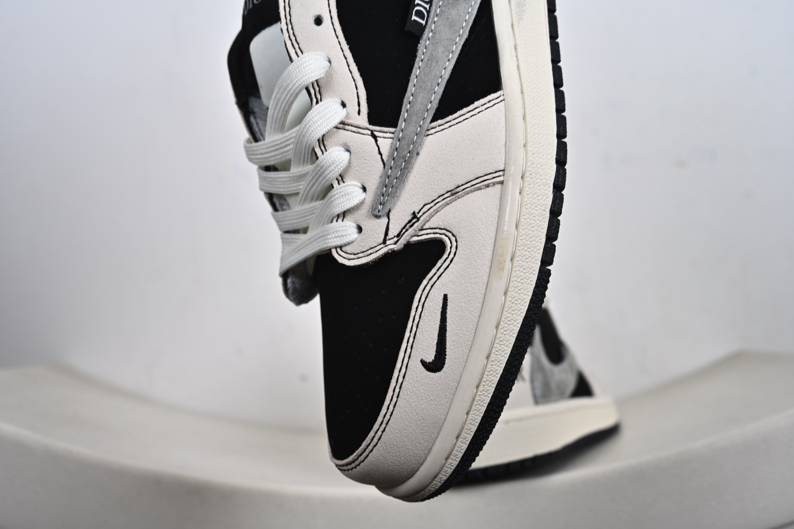 奢潮交融 AJ1 Low与Dior的格调碰撞黑白灰的经典配色 XS2025-083