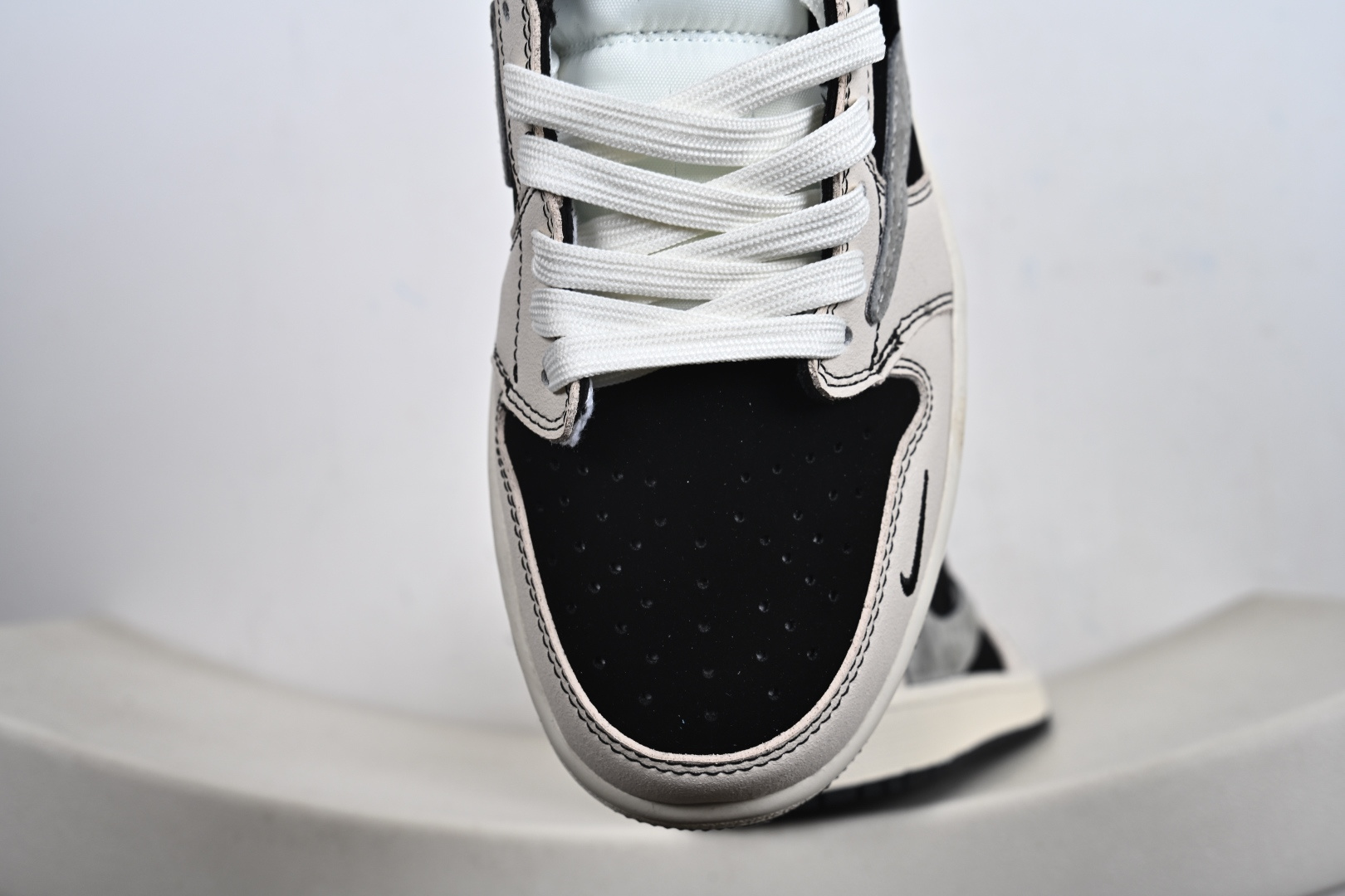 奢潮交融 AJ1 Low与Dior的格调碰撞黑白灰的经典配色 XS2025-083