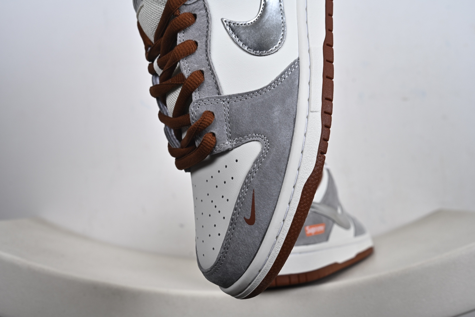 Nike SB Dunk Low“马年限定——白灰银” 高端定制 低帮休闲板鞋 AJ6817-003-Top High Quatity Cheap Sneakers Fashion Clothing Clothes Bags handbags Shoes of all Brand wholesale With The best Quality And Beautiful Price from China Factory Chinese suppliers wholesaler seller Nike SB Dunk Low“马年限定——白灰银” 高端定制 低帮休闲板鞋 AJ6817-003