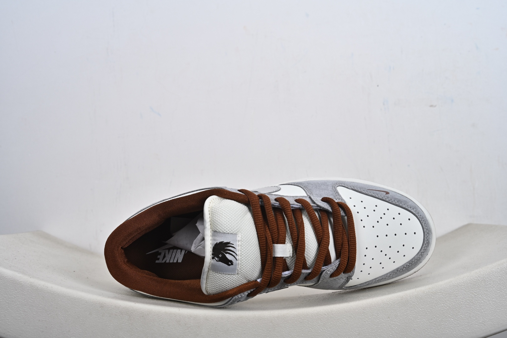 Nike SB Dunk Low“马年限定——白灰银” 高端定制 低帮休闲板鞋 AJ6817-003-Top High Quatity Cheap Sneakers Fashion Clothing Clothes Bags handbags Shoes of all Brand wholesale With The best Quality And Beautiful Price from China Factory Chinese suppliers wholesaler seller Nike SB Dunk Low“马年限定——白灰银” 高端定制 低帮休闲板鞋 AJ6817-003