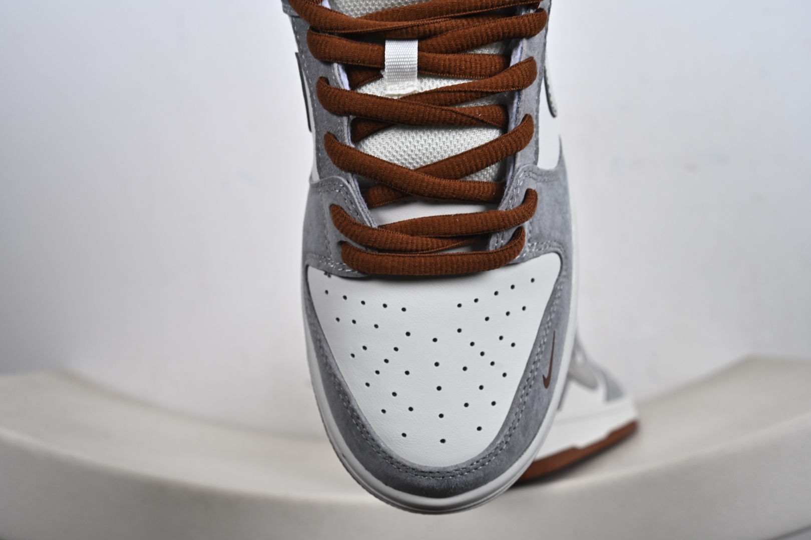 Nike SB Dunk Low“马年限定——白灰银” 高端定制 低帮休闲板鞋 AJ6817-003-Top High Quatity Cheap Sneakers Fashion Clothing Clothes Bags handbags Shoes of all Brand wholesale With The best Quality And Beautiful Price from China Factory Chinese suppliers wholesaler seller Nike SB Dunk Low“马年限定——白灰银” 高端定制 低帮休闲板鞋 AJ6817-003