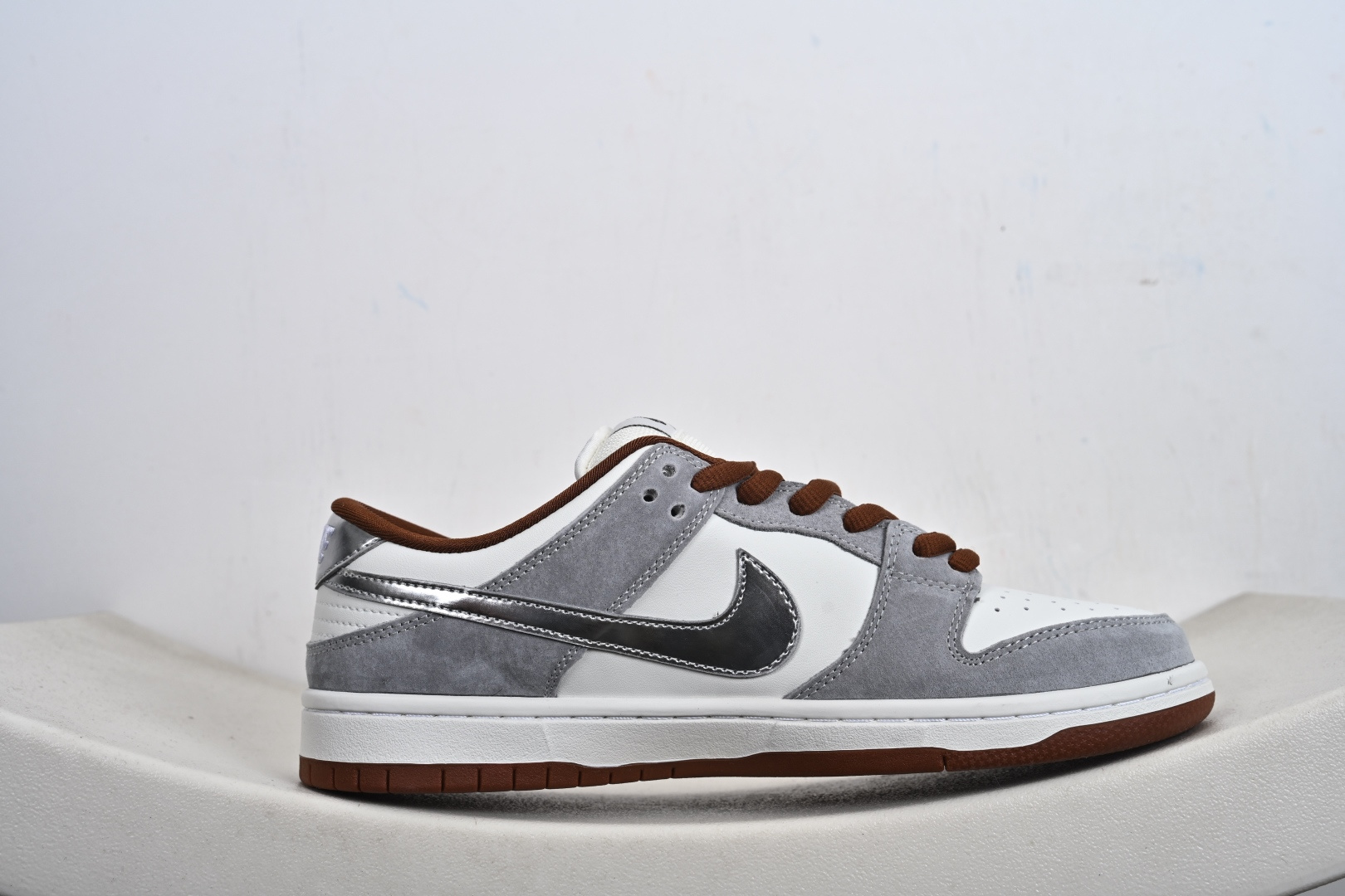 Nike SB Dunk Low“马年限定——白灰银” 高端定制 低帮休闲板鞋 AJ6817-003-Top High Quatity Cheap Sneakers Fashion Clothing Clothes Bags handbags Shoes of all Brand wholesale With The best Quality And Beautiful Price from China Factory Chinese suppliers wholesaler seller Nike SB Dunk Low“马年限定——白灰银” 高端定制 低帮休闲板鞋 AJ6817-003