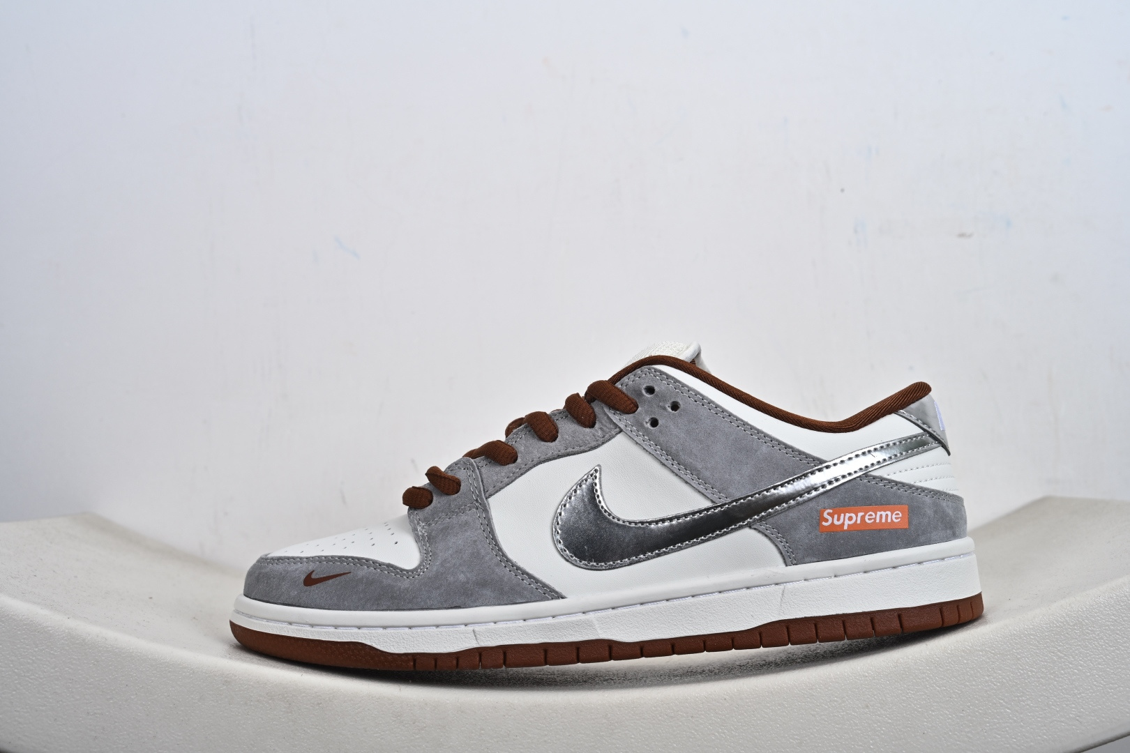 Nike SB Dunk Low“马年限定——白灰银” 高端定制 低帮休闲板鞋 AJ6817-003-Top High Quatity Cheap Sneakers Fashion Clothing Clothes Bags handbags Shoes of all Brand wholesale With The best Quality And Beautiful Price from China Factory Chinese suppliers wholesaler seller Nike SB Dunk Low“马年限定——白灰银” 高端定制 低帮休闲板鞋 AJ6817-003