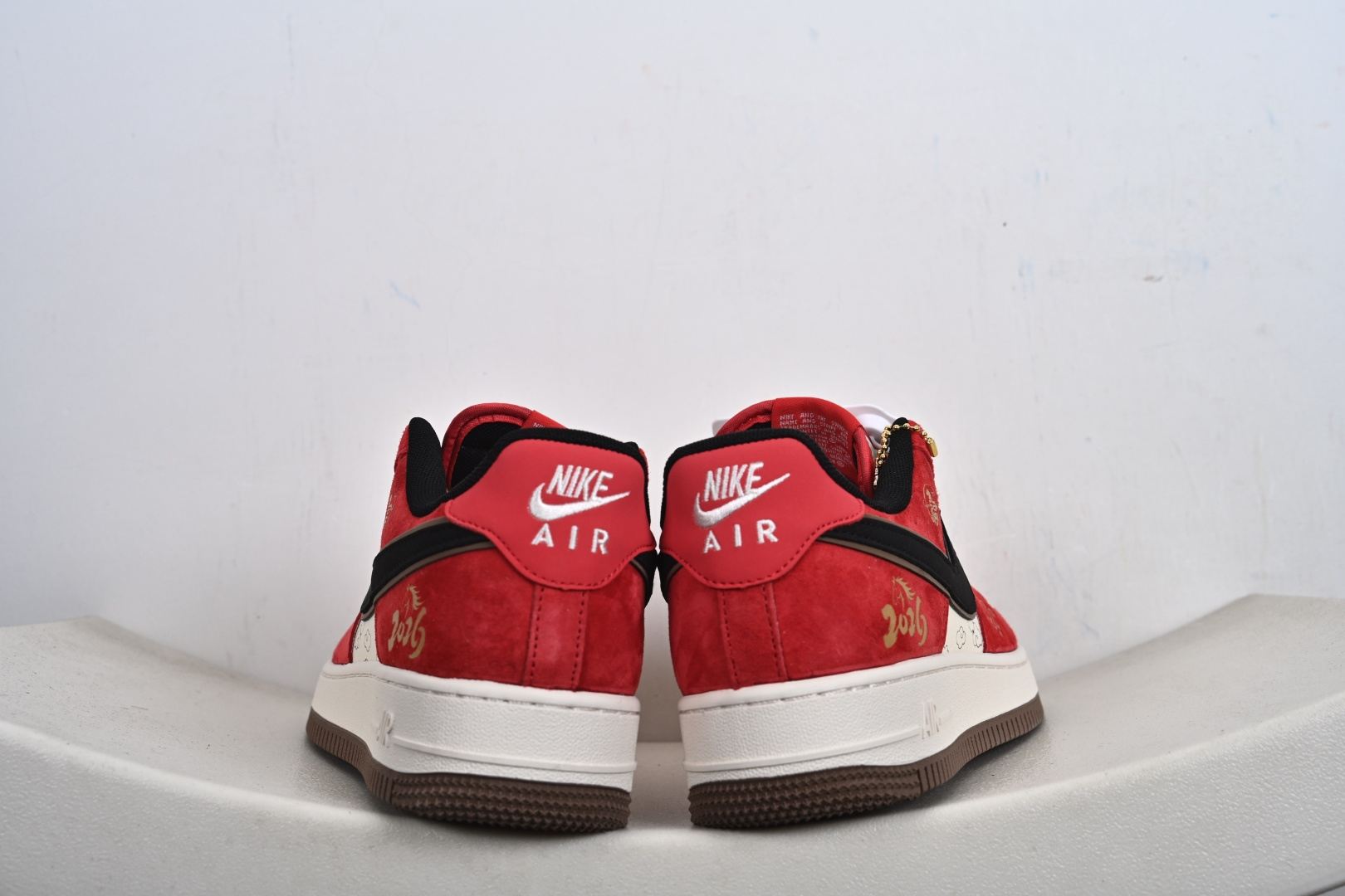 Nike AIR FORCE 1 2026马年限定款太懂国人审美了正红麂皮配黑金勾 JP2026-157-Top High Quatity Cheap Sneakers Fashion Clothing Clothes Bags handbags Shoes of all Brand wholesale With The best Quality And Beautiful Price from China Factory Chinese suppliers wholesaler seller Nike AIR FORCE 1 2026马年限定款太懂国人审美了正红麂皮配黑金勾 JP2026-157