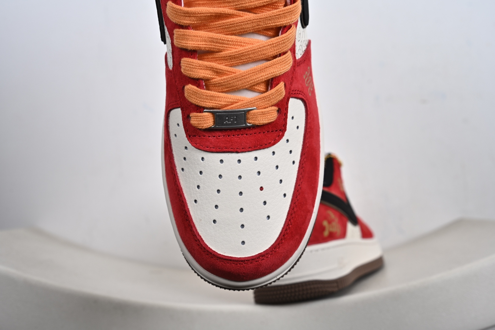 Nike AIR FORCE 1 2026马年限定款太懂国人审美了正红麂皮配黑金勾 JP2026-157-Top High Quatity Cheap Sneakers Fashion Clothing Clothes Bags handbags Shoes of all Brand wholesale With The best Quality And Beautiful Price from China Factory Chinese suppliers wholesaler seller Nike AIR FORCE 1 2026马年限定款太懂国人审美了正红麂皮配黑金勾 JP2026-157