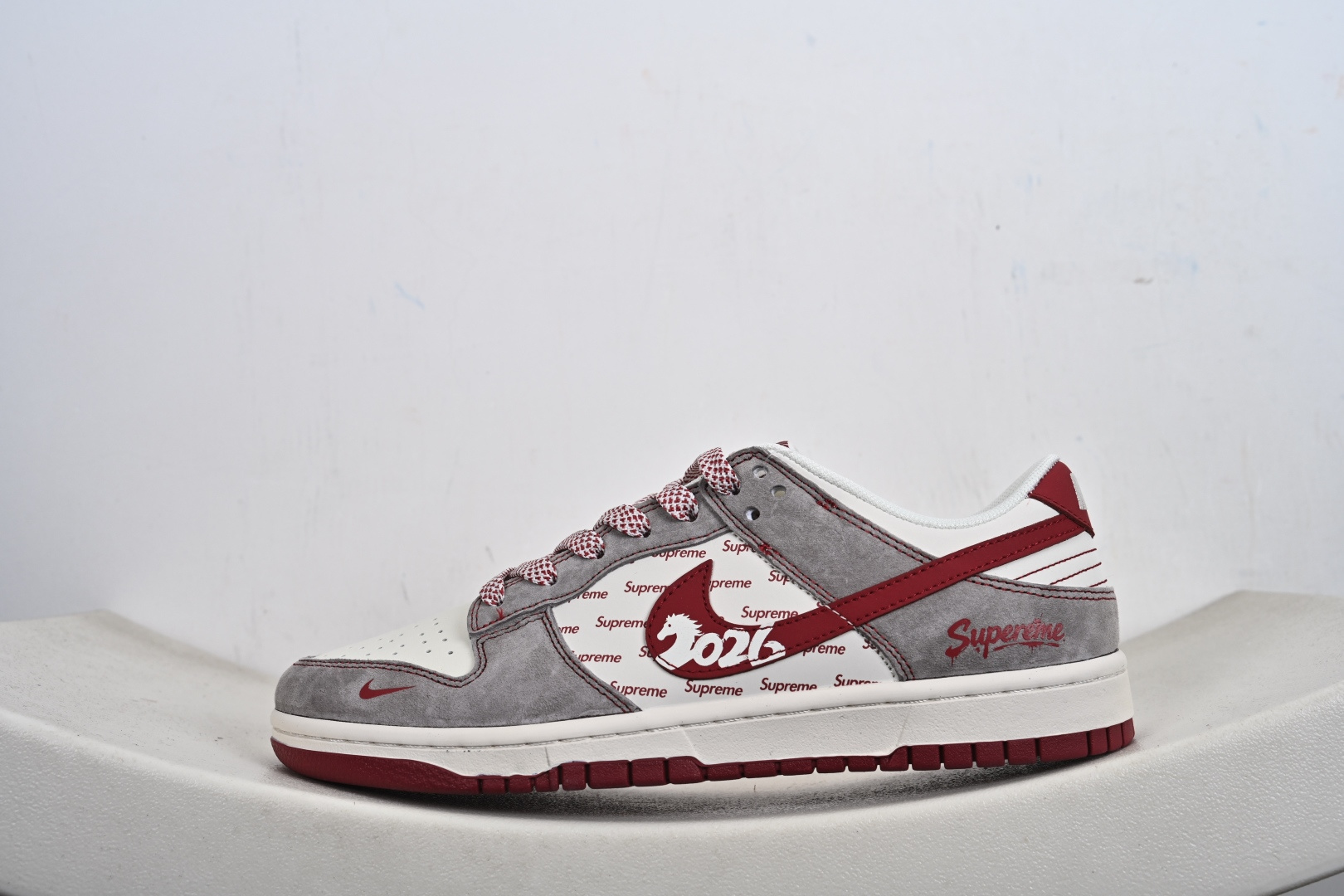 Nike SB DUNK LOW马年联名款直接美到犯规灰调麂皮搭酒红饰条 JP2026-109-Top High Quatity Cheap Sneakers Fashion Clothing Clothes Bags handbags Shoes of all Brand wholesale With The best Quality And Beautiful Price from China Factory Chinese suppliers wholesaler seller Nike SB DUNK LOW马年联名款直接美到犯规灰调麂皮搭酒红饰条 JP2026-109
