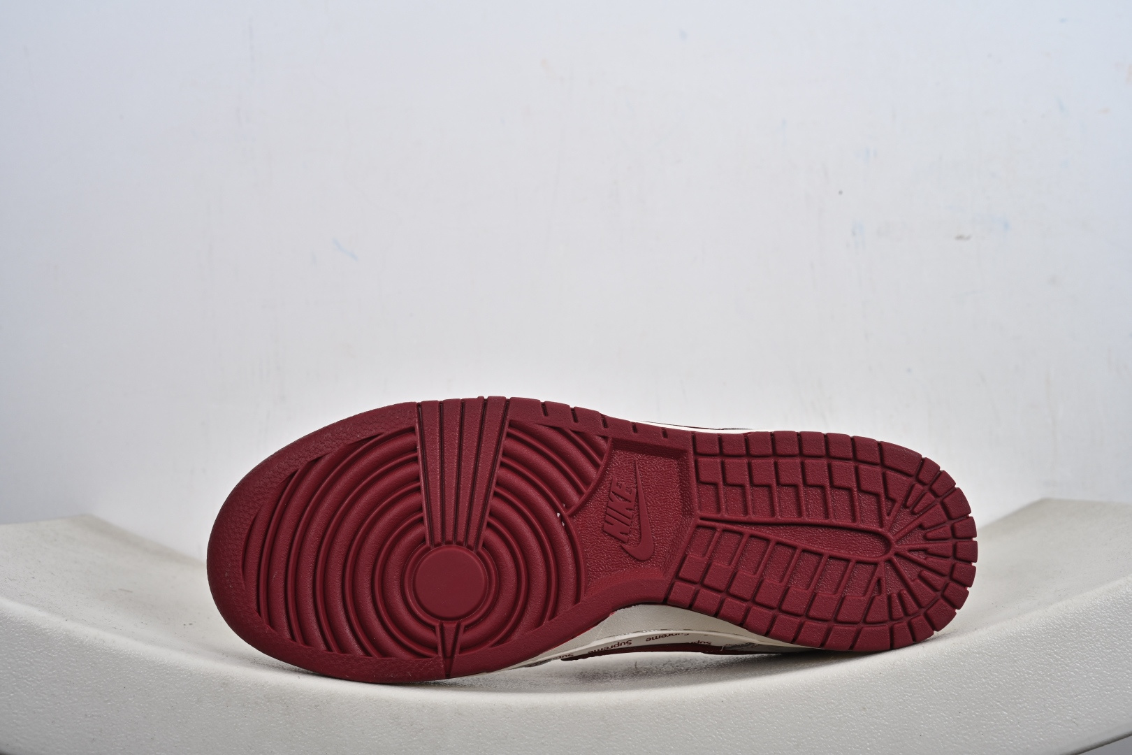 Nike SB DUNK LOW马年联名款直接美到犯规灰调麂皮搭酒红饰条 JP2026-109-Top High Quatity Cheap Sneakers Fashion Clothing Clothes Bags handbags Shoes of all Brand wholesale With The best Quality And Beautiful Price from China Factory Chinese suppliers wholesaler seller Nike SB DUNK LOW马年联名款直接美到犯规灰调麂皮搭酒红饰条 JP2026-109