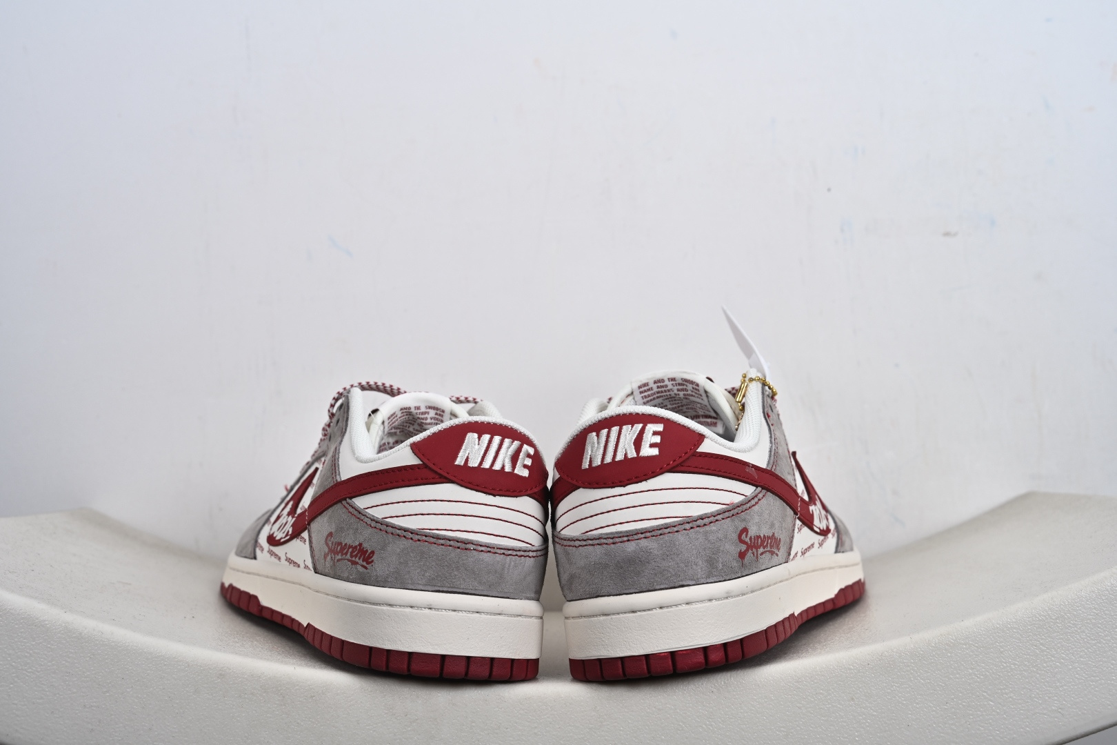Nike SB DUNK LOW马年联名款直接美到犯规灰调麂皮搭酒红饰条 JP2026-109-Top High Quatity Cheap Sneakers Fashion Clothing Clothes Bags handbags Shoes of all Brand wholesale With The best Quality And Beautiful Price from China Factory Chinese suppliers wholesaler seller Nike SB DUNK LOW马年联名款直接美到犯规灰调麂皮搭酒红饰条 JP2026-109