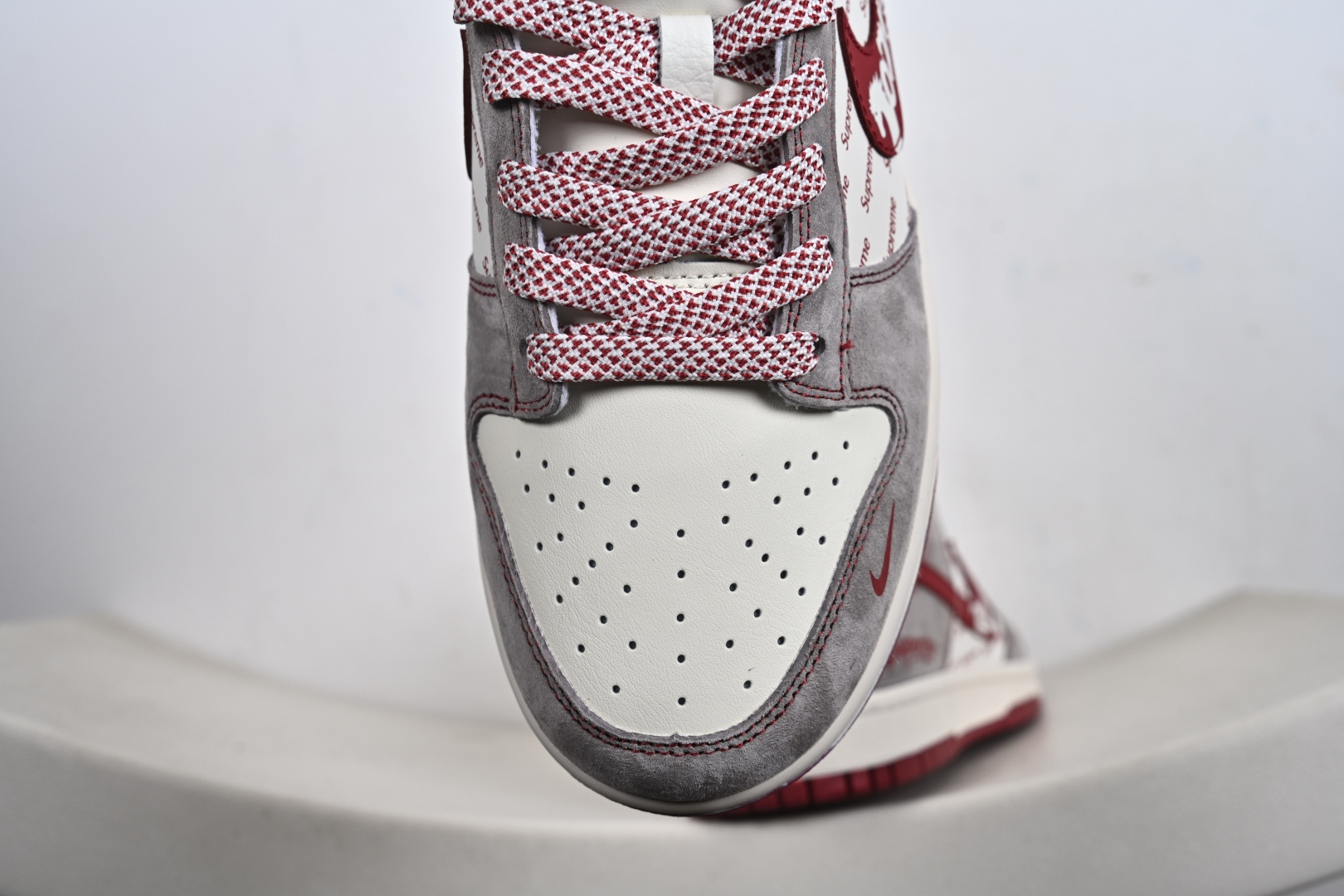 Nike SB DUNK LOW马年联名款直接美到犯规灰调麂皮搭酒红饰条 JP2026-109-Top High Quatity Cheap Sneakers Fashion Clothing Clothes Bags handbags Shoes of all Brand wholesale With The best Quality And Beautiful Price from China Factory Chinese suppliers wholesaler seller Nike SB DUNK LOW马年联名款直接美到犯规灰调麂皮搭酒红饰条 JP2026-109