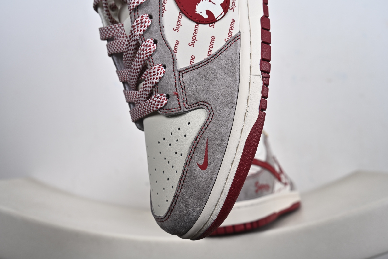 Nike SB DUNK LOW马年联名款直接美到犯规灰调麂皮搭酒红饰条 JP2026-109-Top High Quatity Cheap Sneakers Fashion Clothing Clothes Bags handbags Shoes of all Brand wholesale With The best Quality And Beautiful Price from China Factory Chinese suppliers wholesaler seller Nike SB DUNK LOW马年联名款直接美到犯规灰调麂皮搭酒红饰条 JP2026-109