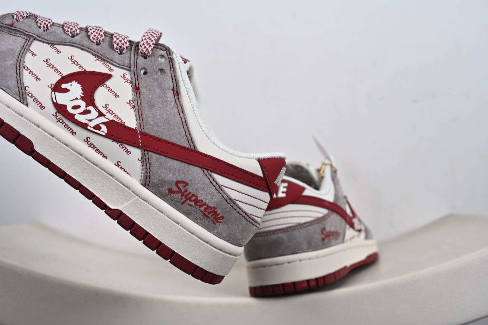 Nike SB DUNK LOW马年联名款直接美到犯规灰调麂皮搭酒红饰条 JP2026-109-Top High Quatity Cheap Sneakers Fashion Clothing Clothes Bags handbags Shoes of all Brand wholesale With The best Quality And Beautiful Price from China Factory Chinese suppliers wholesaler seller Nike SB DUNK LOW马年联名款直接美到犯规灰调麂皮搭酒红饰条 JP2026-109