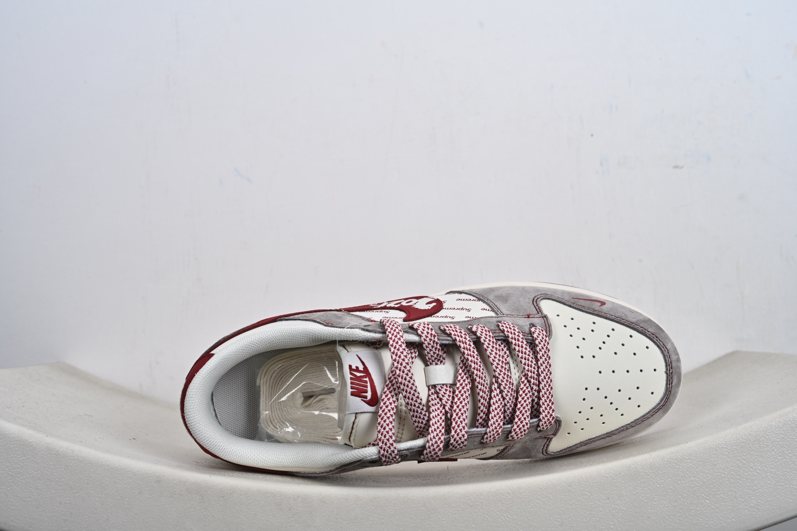 Nike SB DUNK LOW马年联名款直接美到犯规灰调麂皮搭酒红饰条 JP2026-109-Top High Quatity Cheap Sneakers Fashion Clothing Clothes Bags handbags Shoes of all Brand wholesale With The best Quality And Beautiful Price from China Factory Chinese suppliers wholesaler seller Nike SB DUNK LOW马年联名款直接美到犯规灰调麂皮搭酒红饰条 JP2026-109