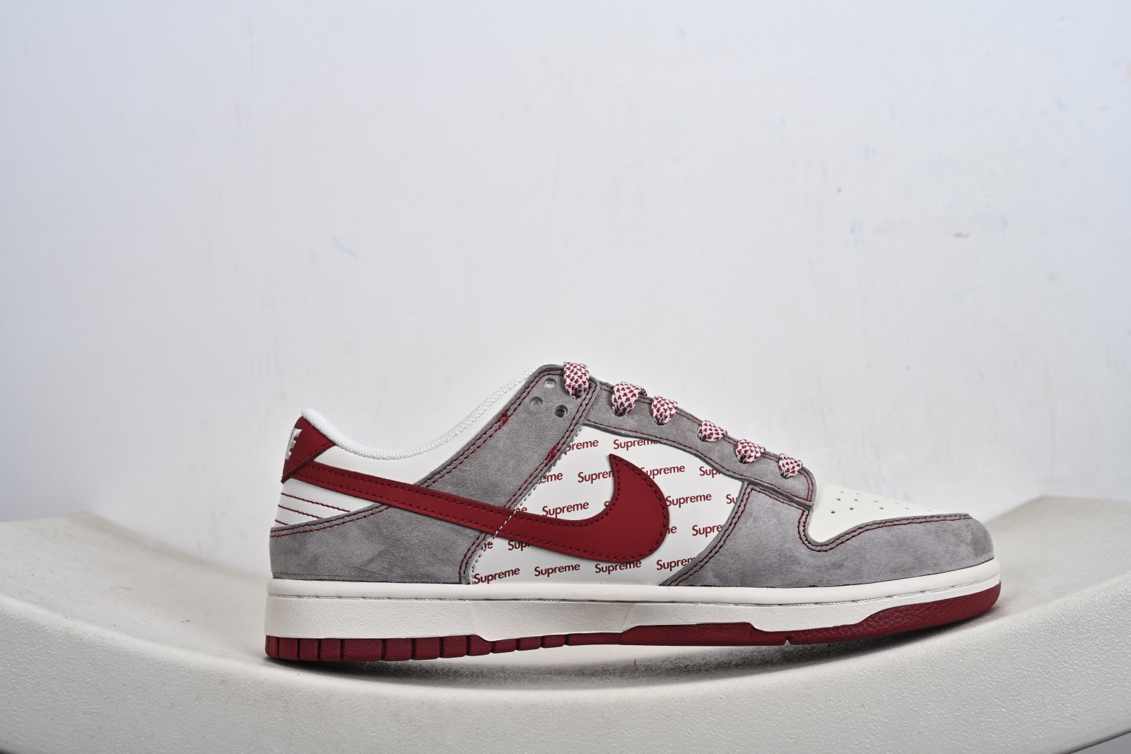Nike SB DUNK LOW马年联名款直接美到犯规灰调麂皮搭酒红饰条 JP2026-109-Top High Quatity Cheap Sneakers Fashion Clothing Clothes Bags handbags Shoes of all Brand wholesale With The best Quality And Beautiful Price from China Factory Chinese suppliers wholesaler seller Nike SB DUNK LOW马年联名款直接美到犯规灰调麂皮搭酒红饰条 JP2026-109