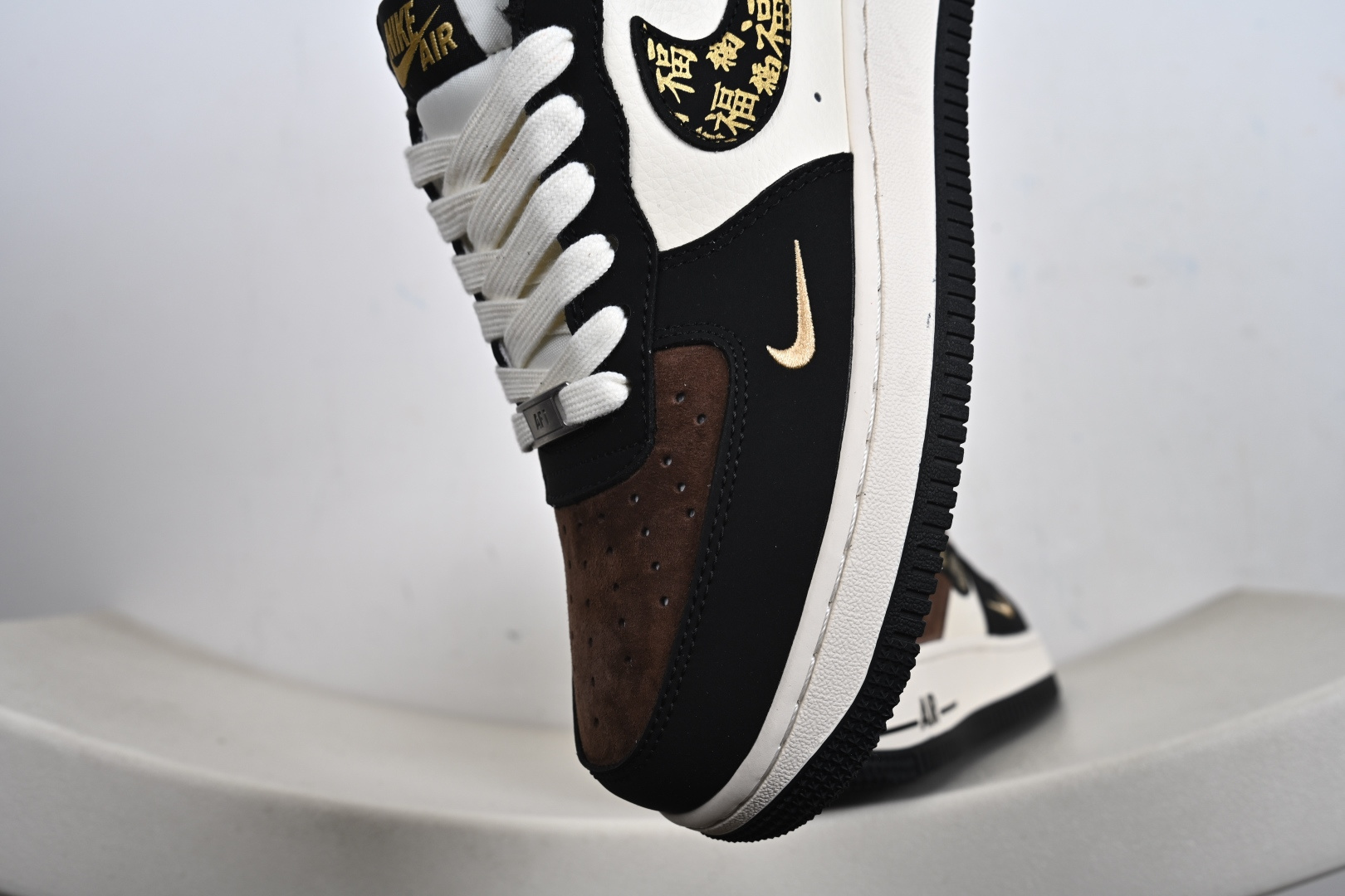 Air Force 1 '07 Low “马年限定-黑棕麂皮” 高端定制 黑棕麂皮 + 奶白皮革的复古拼接 XD0028-010