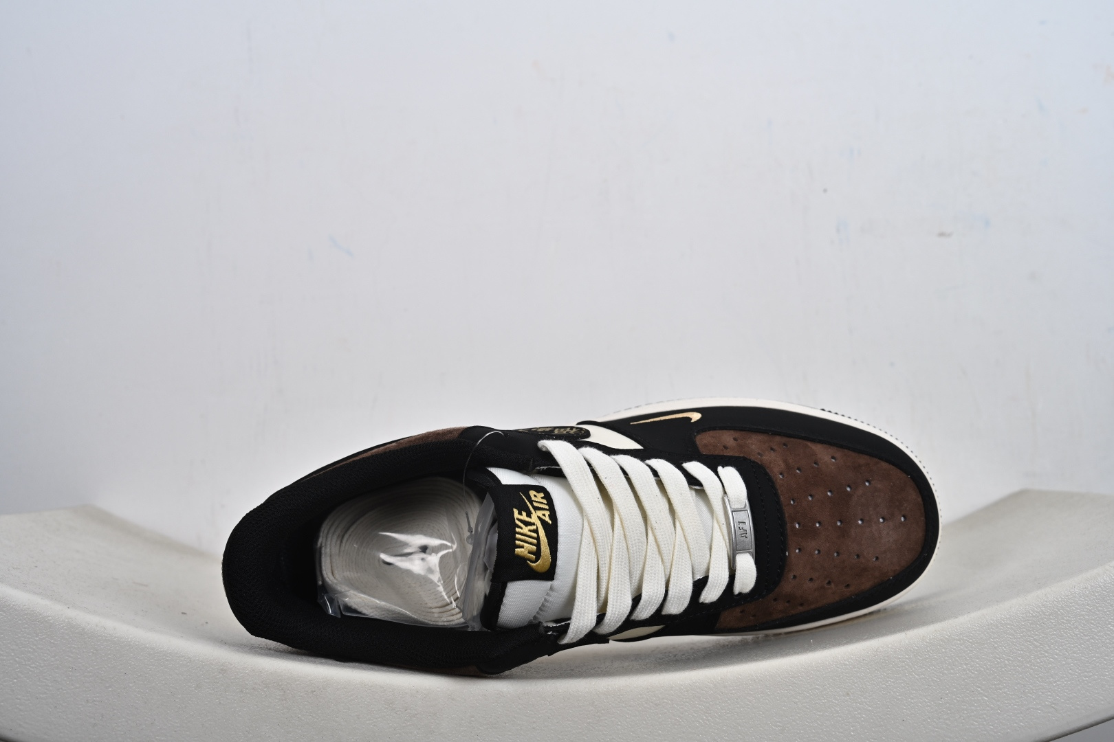 Air Force 1 '07 Low “马年限定-黑棕麂皮” 高端定制 黑棕麂皮 + 奶白皮革的复古拼接 XD0028-010