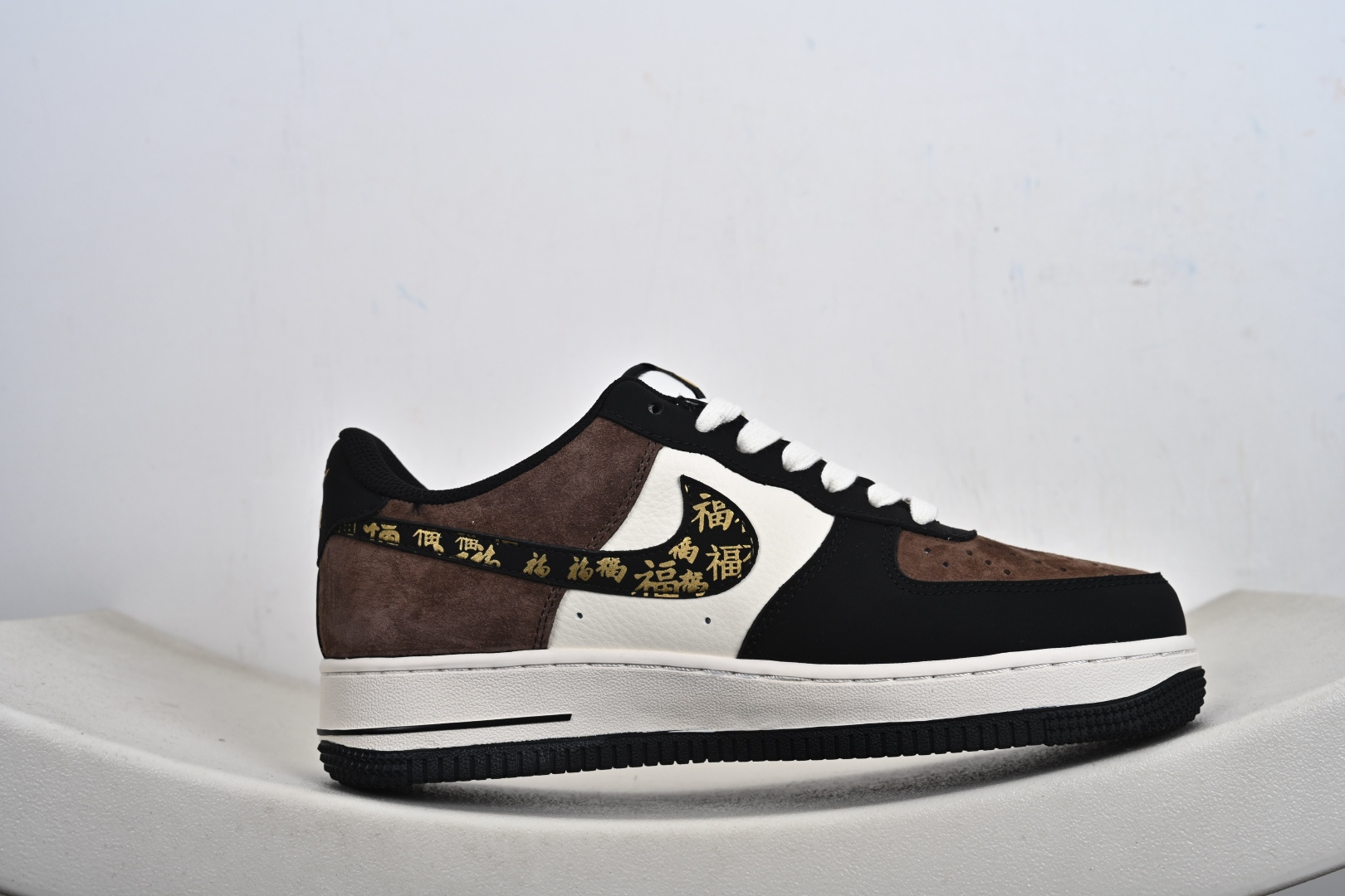 Air Force 1 '07 Low “马年限定-黑棕麂皮” 高端定制 黑棕麂皮 + 奶白皮革的复古拼接 XD0028-010