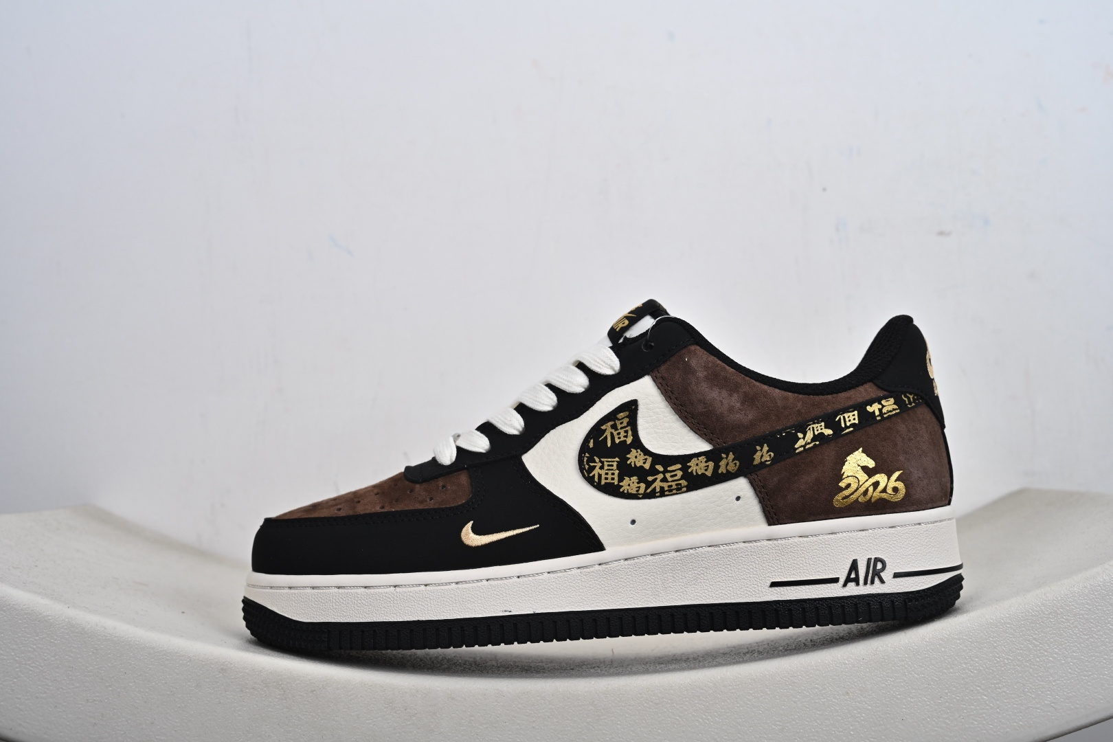 Air Force 1 '07 Low “马年限定-黑棕麂皮” 高端定制 黑棕麂皮 + 奶白皮革的复古拼接 XD0028-010