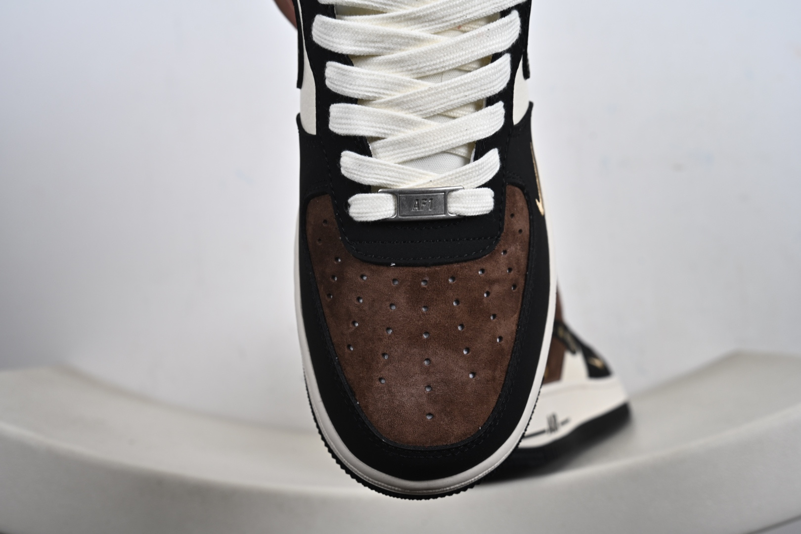 Air Force 1 '07 Low “马年限定-黑棕麂皮” 高端定制 黑棕麂皮 + 奶白皮革的复古拼接 XD0028-010
