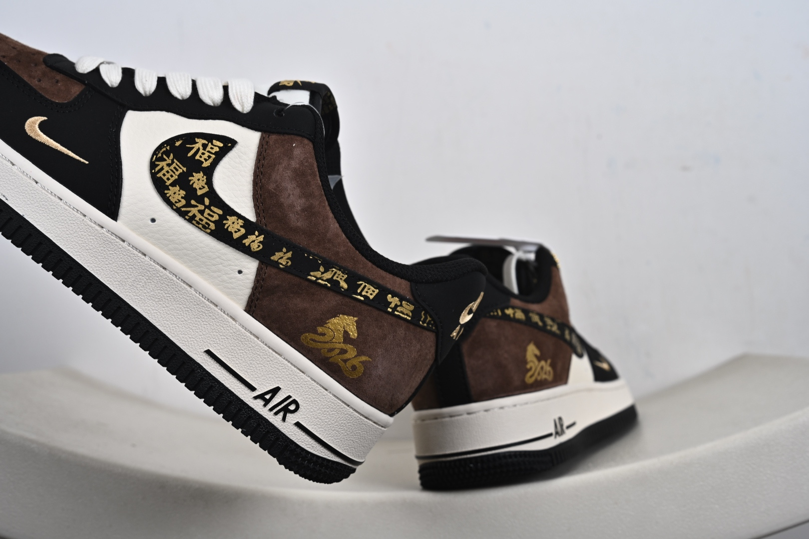 Air Force 1 '07 Low “马年限定-黑棕麂皮” 高端定制 黑棕麂皮 + 奶白皮革的复古拼接 XD0028-010
