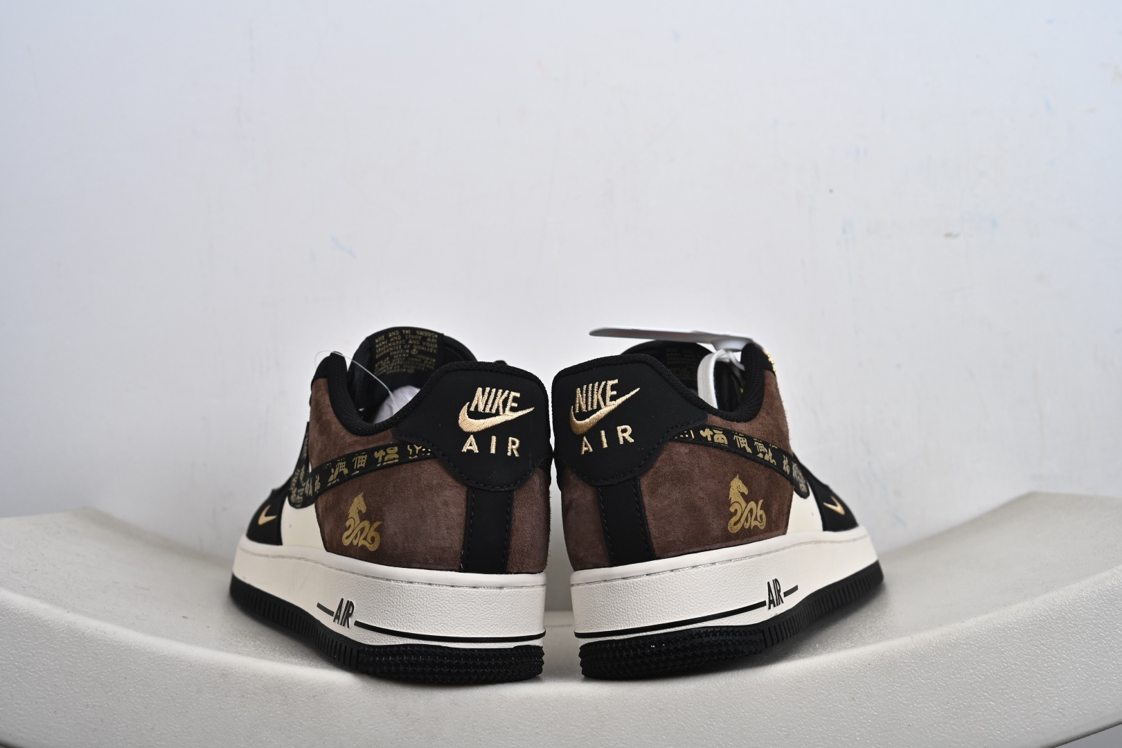 Air Force 1 '07 Low “马年限定-黑棕麂皮” 高端定制 黑棕麂皮 + 奶白皮革的复古拼接 XD0028-010