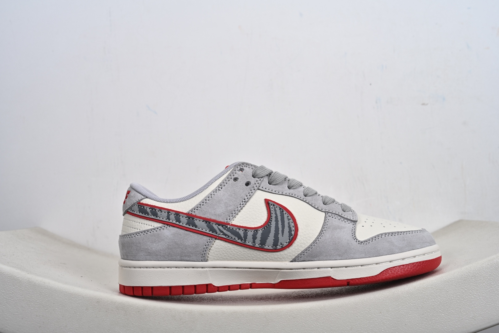 Nike SB Dunk Low C联名款纯 LX1988-820