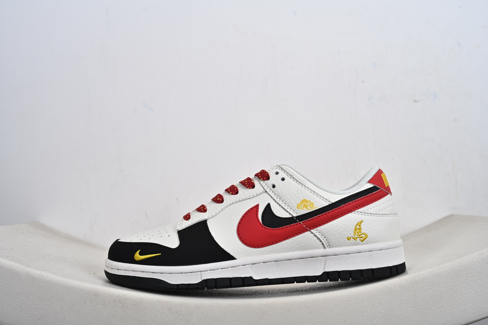 定制版 Nike dunk Low 马年限定 双钩黑白红低帮休闲板鞋 XD6188-055