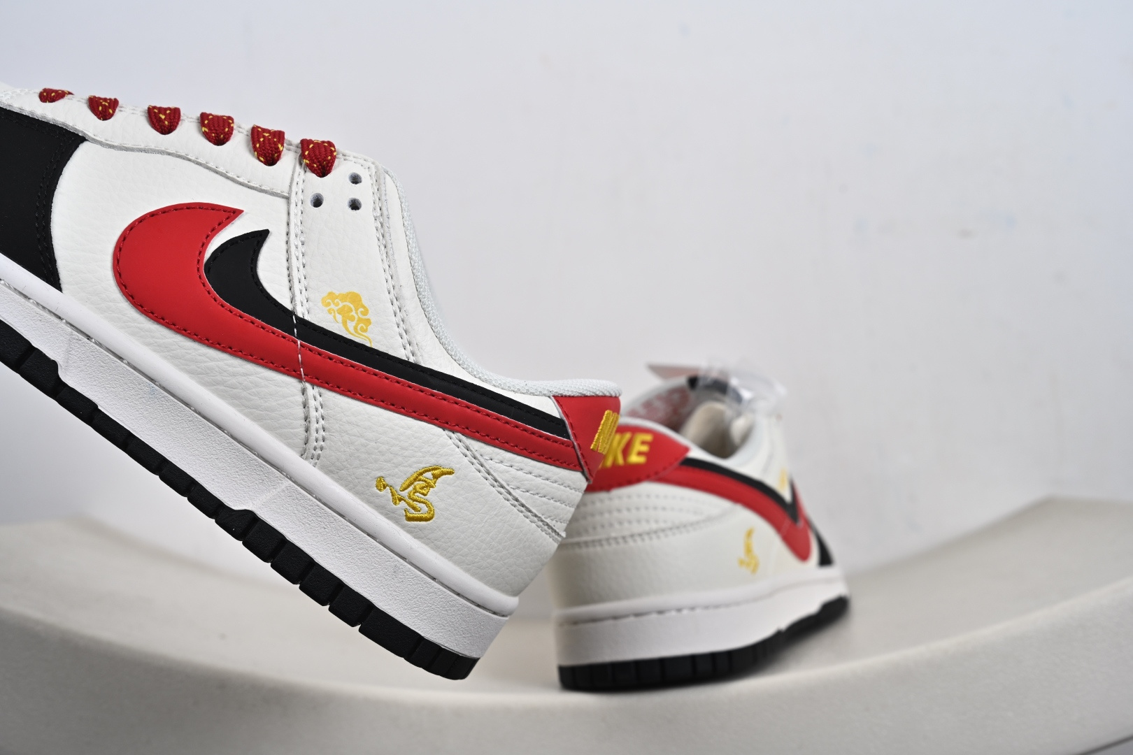 定制版 Nike dunk Low 马年限定 双钩黑白红低帮休闲板鞋 XD6188-055