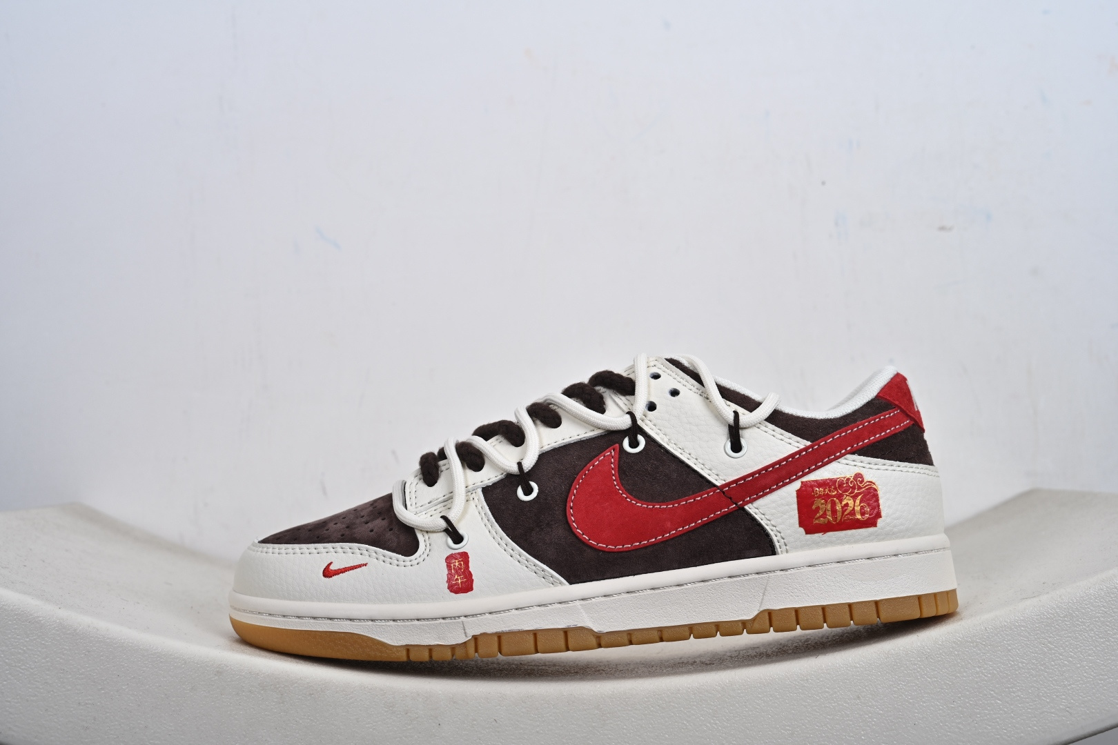 2026马年专属 Nike SB Dunk Low 直接戳中潮流心巴白棕撞色搭酒红细节 YX5066-C66
