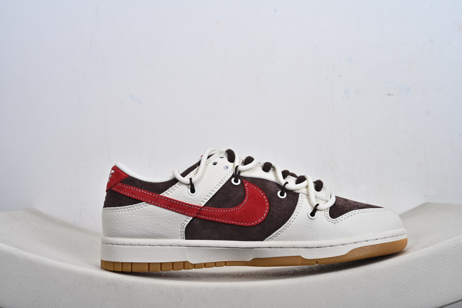 2026马年专属 Nike SB Dunk Low 直接戳中潮流心巴白棕撞色搭酒红细节 YX5066-C66