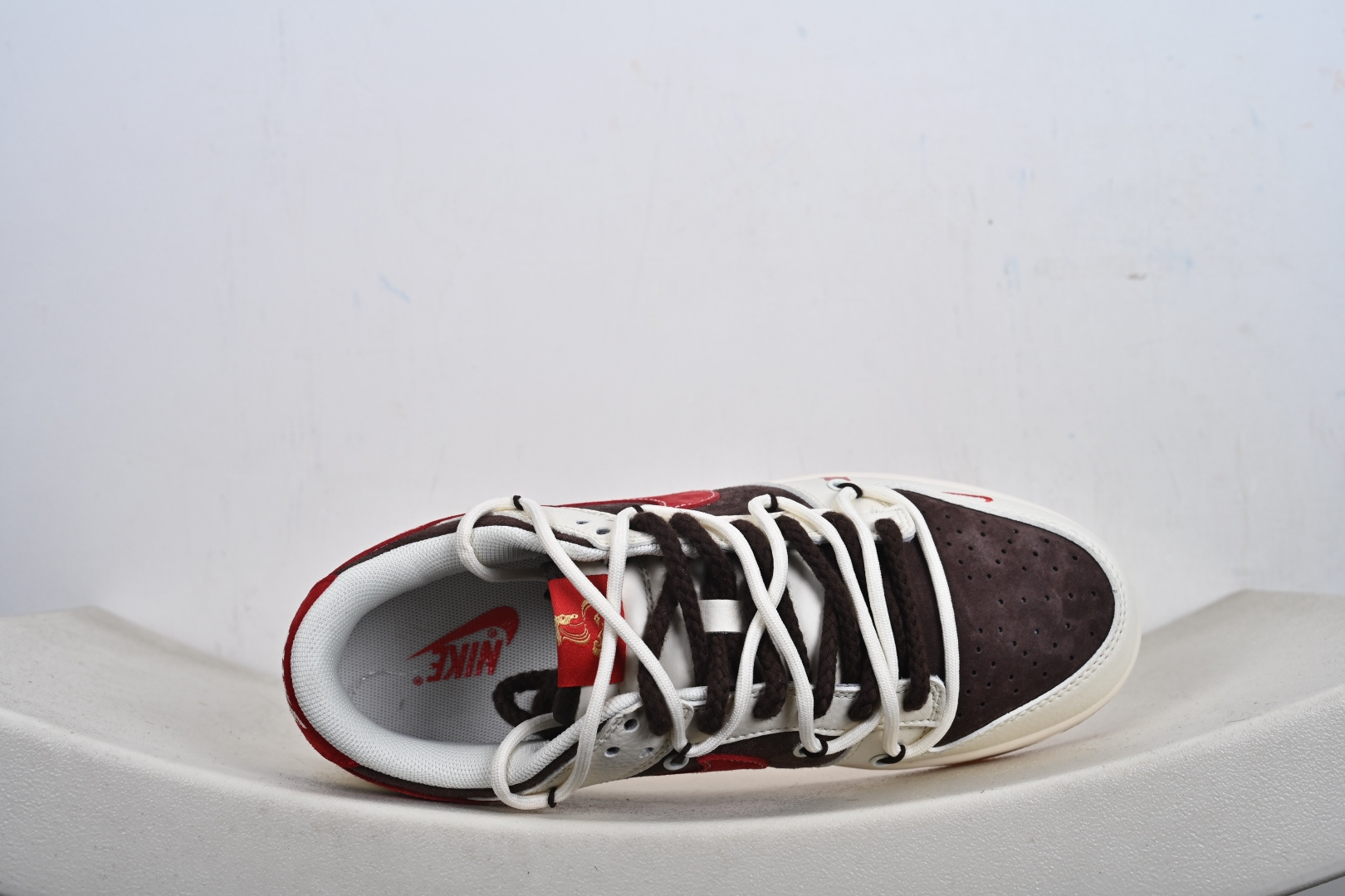 2026马年专属 Nike SB Dunk Low 直接戳中潮流心巴白棕撞色搭酒红细节 YX5066-C66