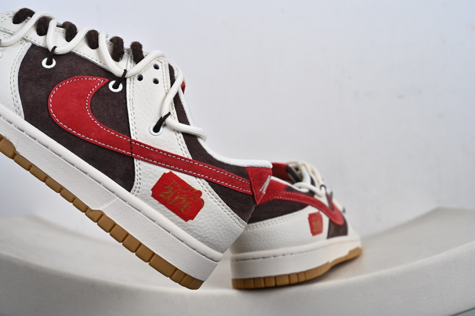 2026马年专属 Nike SB Dunk Low 直接戳中潮流心巴白棕撞色搭酒红细节 YX5066-C66