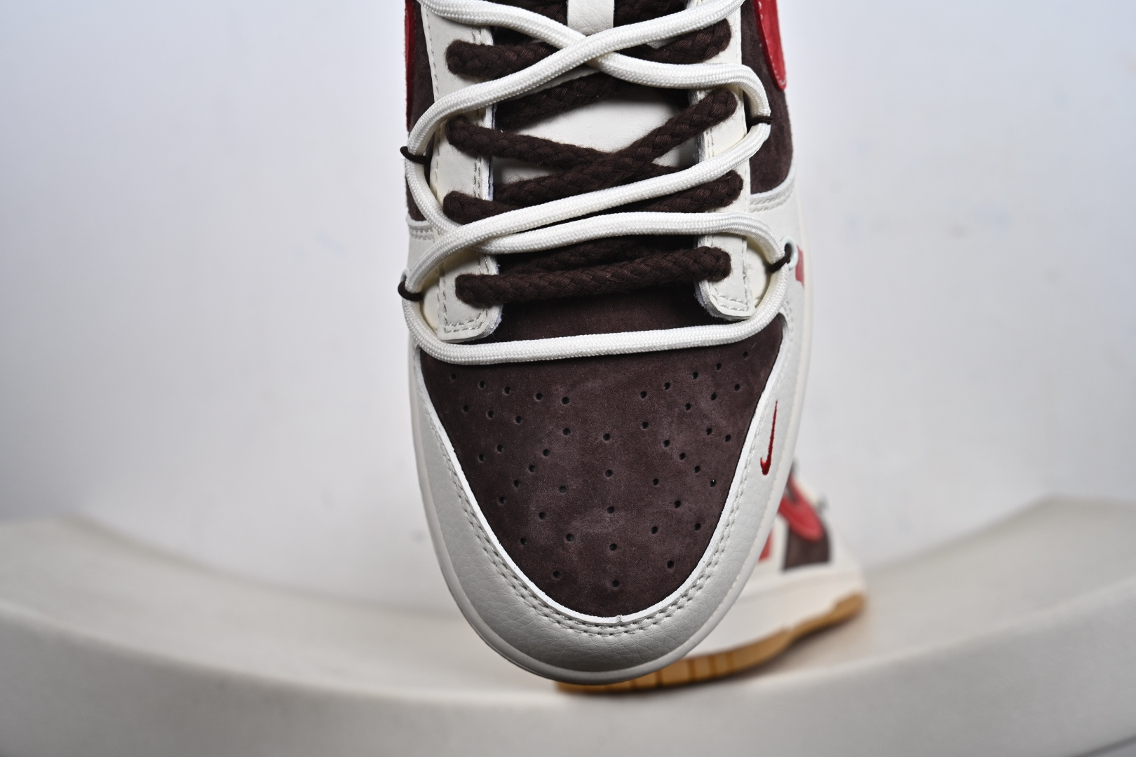 2026马年专属 Nike SB Dunk Low 直接戳中潮流心巴白棕撞色搭酒红细节 YX5066-C66