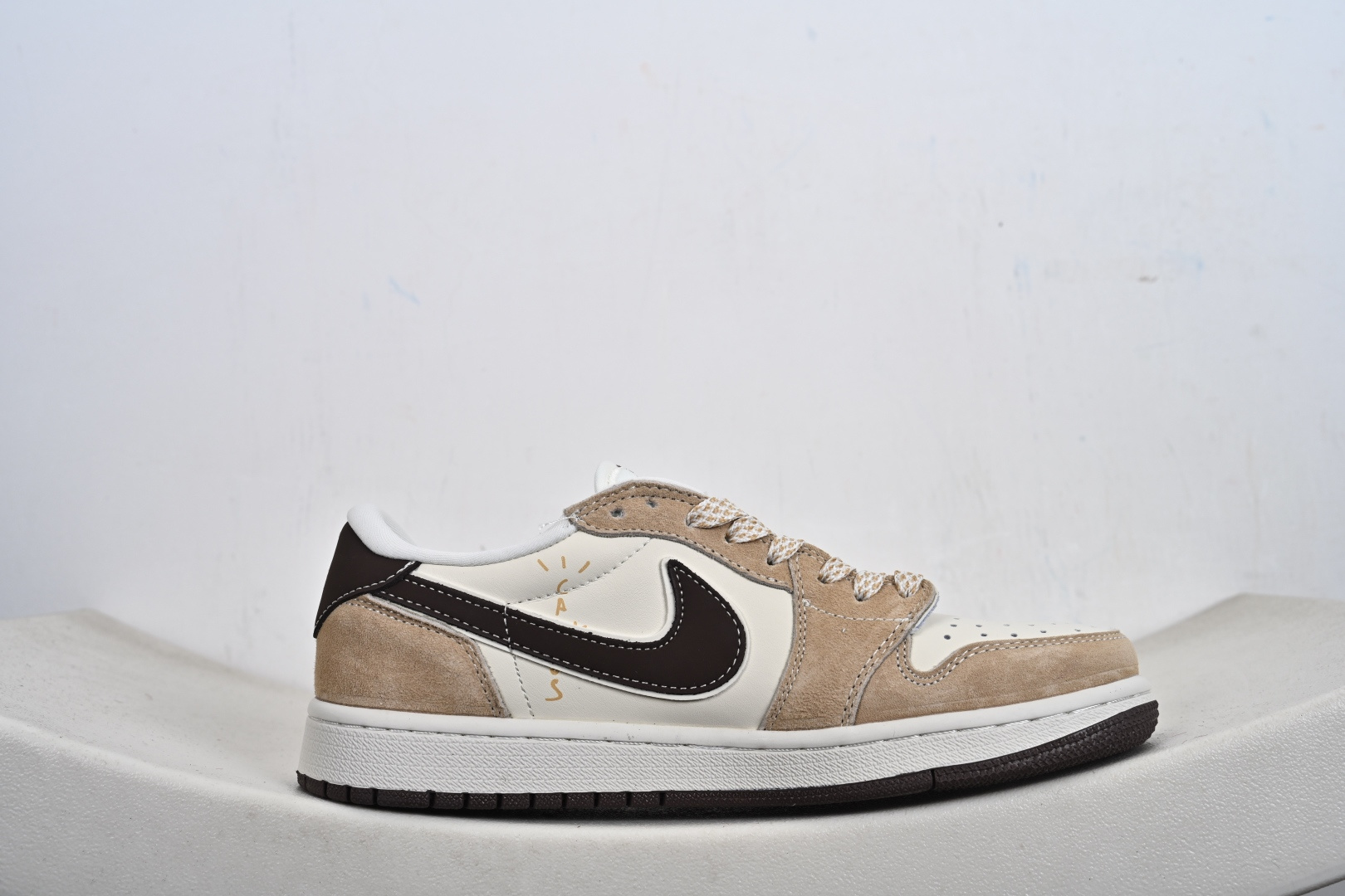 定制版Air Jordan 1 Low AJ1 乔1 古驰联名 高端定制 倒钩低帮复古篮球鞋 LD2028-075-Top High Quatity Cheap Sneakers Fashion Clothing Clothes Bags handbags Shoes of all Brand wholesale With The best Quality And Beautiful Price from China Factory Chinese suppliers wholesaler seller 定制版Air Jordan 1 Low AJ1 乔1 古驰联名 高端定制 倒钩低帮复古篮球鞋 LD2028-075