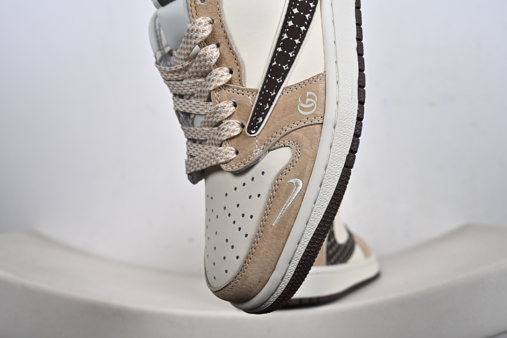 定制版Air Jordan 1 Low AJ1 乔1 古驰联名 高端定制 倒钩低帮复古篮球鞋 LD2028-075-Top High Quatity Cheap Sneakers Fashion Clothing Clothes Bags handbags Shoes of all Brand wholesale With The best Quality And Beautiful Price from China Factory Chinese suppliers wholesaler seller 定制版Air Jordan 1 Low AJ1 乔1 古驰联名 高端定制 倒钩低帮复古篮球鞋 LD2028-075