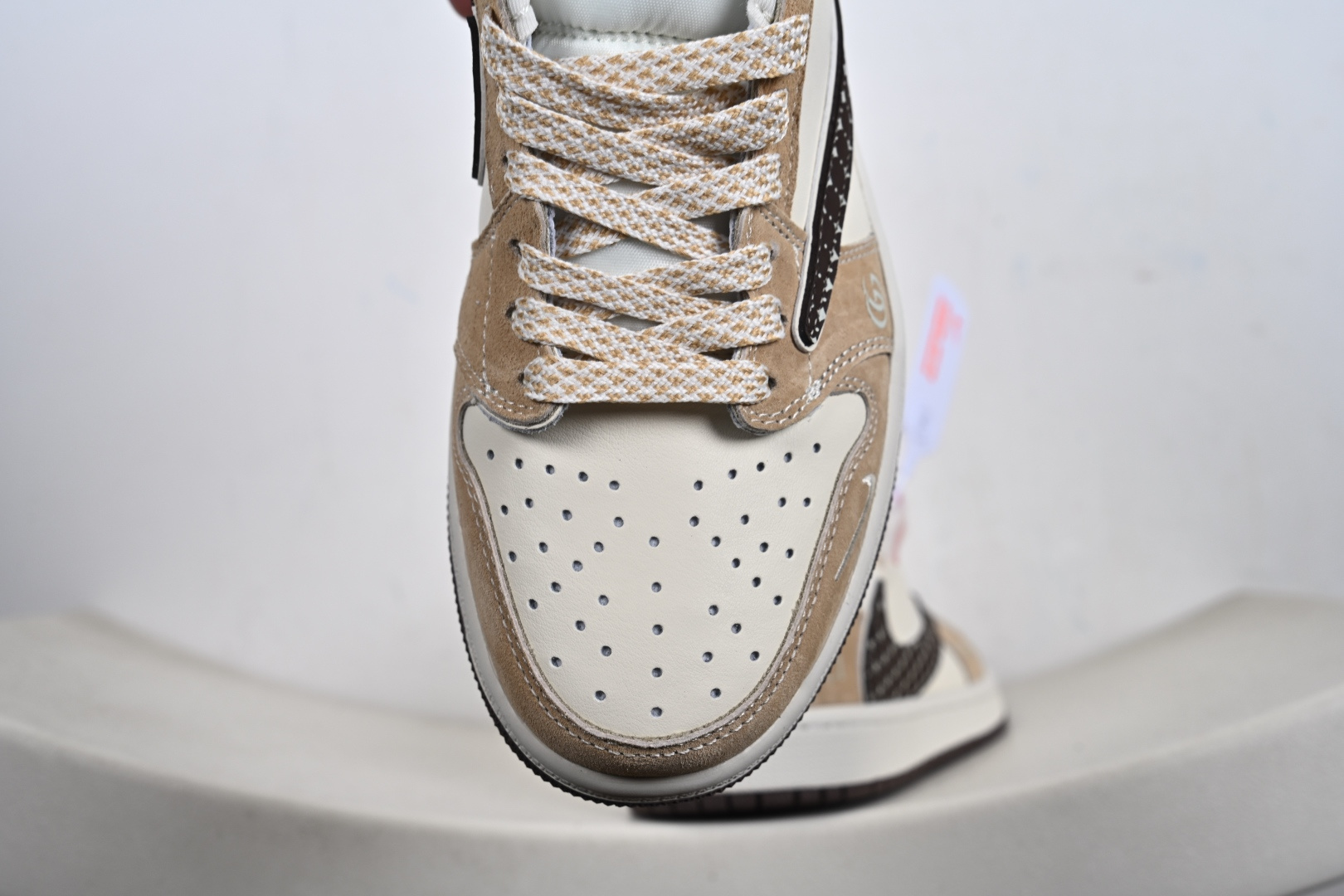 定制版Air Jordan 1 Low AJ1 乔1 古驰联名 高端定制 倒钩低帮复古篮球鞋 LD2028-075-Top High Quatity Cheap Sneakers Fashion Clothing Clothes Bags handbags Shoes of all Brand wholesale With The best Quality And Beautiful Price from China Factory Chinese suppliers wholesaler seller 定制版Air Jordan 1 Low AJ1 乔1 古驰联名 高端定制 倒钩低帮复古篮球鞋 LD2028-075