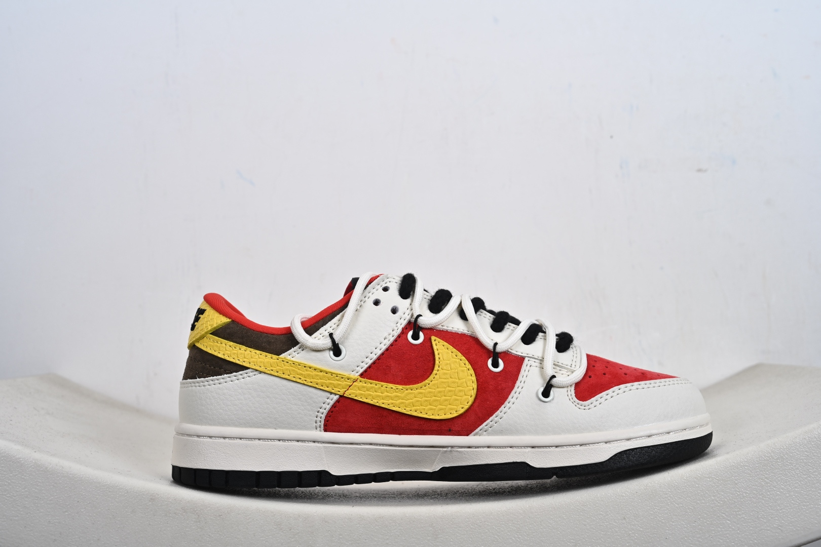 定制版Nike SB Dunk Low 红白黄撞色 高端定制 低帮休闲板鞋 YX5066-C65