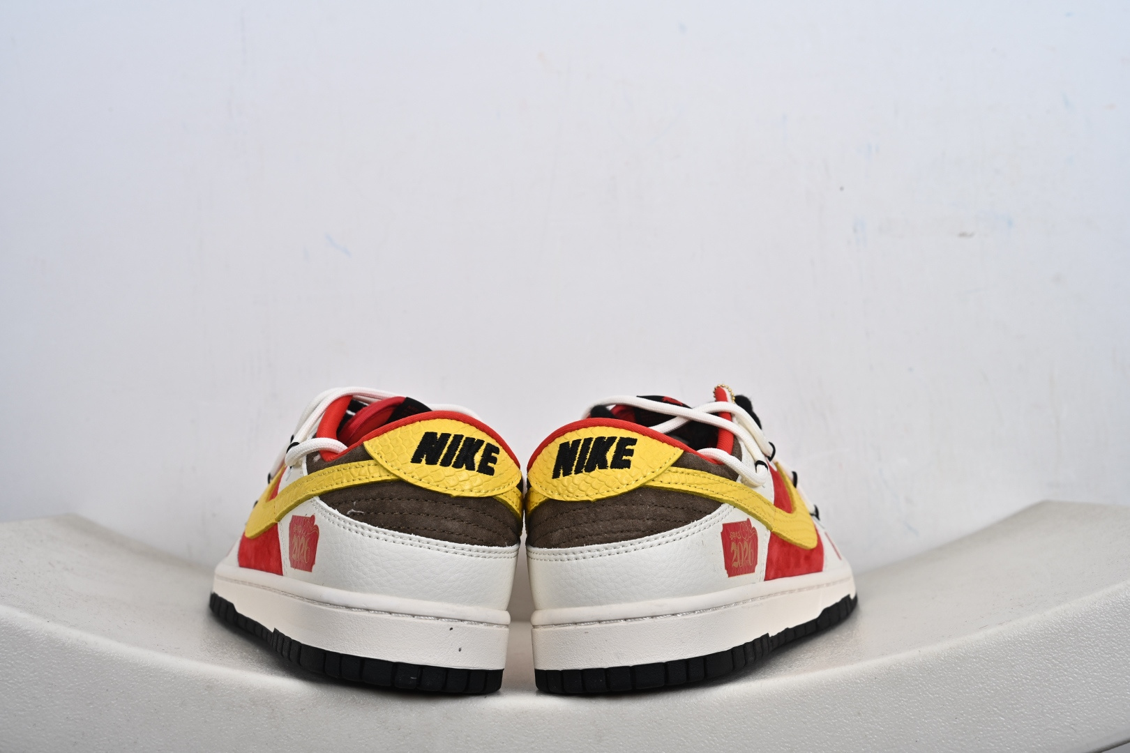 定制版Nike SB Dunk Low 红白黄撞色 高端定制 低帮休闲板鞋 YX5066-C65